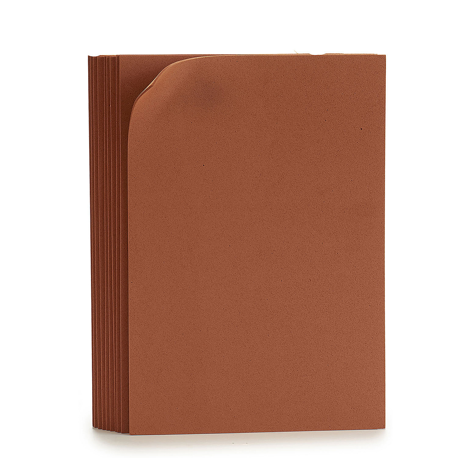 Una pila de papel color terracota. Las páginas están cuidadosamente apiladas, con una página superior ligeramente curvada. Fondo blanco.