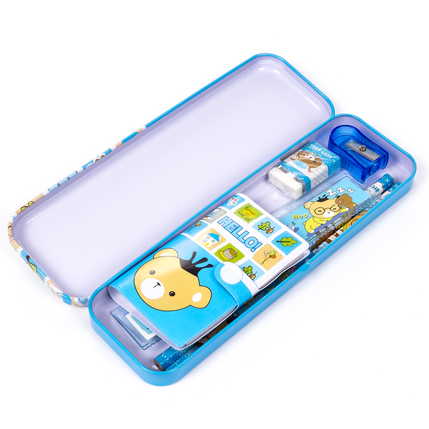 Un estuche azul abierto, lleno de útiles escolares. Incluye un cuaderno con un oso, borrador, sacapuntas, regla y lápices.