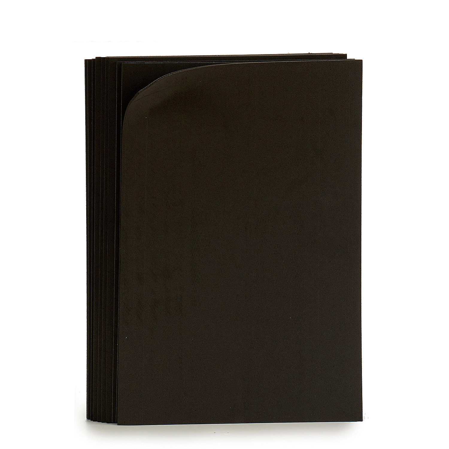 Una pila de tarjetas o hojas de papel rectangulares negras sobre un fondo blanco. La hoja superior tiene una esquina curvada.
