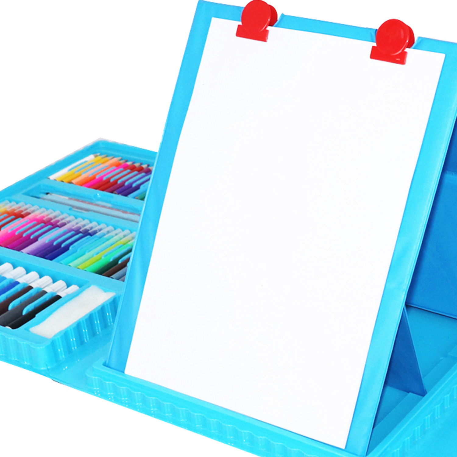 Un juego de arte azul con un caballete blanco. El juego incluye rotuladores y crayones. Clips rojos sujetan el papel en el caballete.