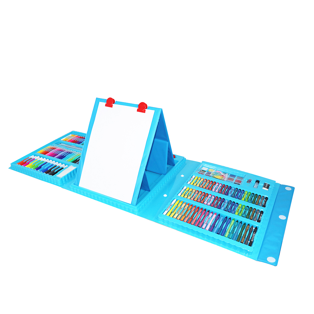 Un kit de arte azul, abierto, muestra un caballete pequeño con papel blanco, crayones, lápices de colores y rotuladores.
