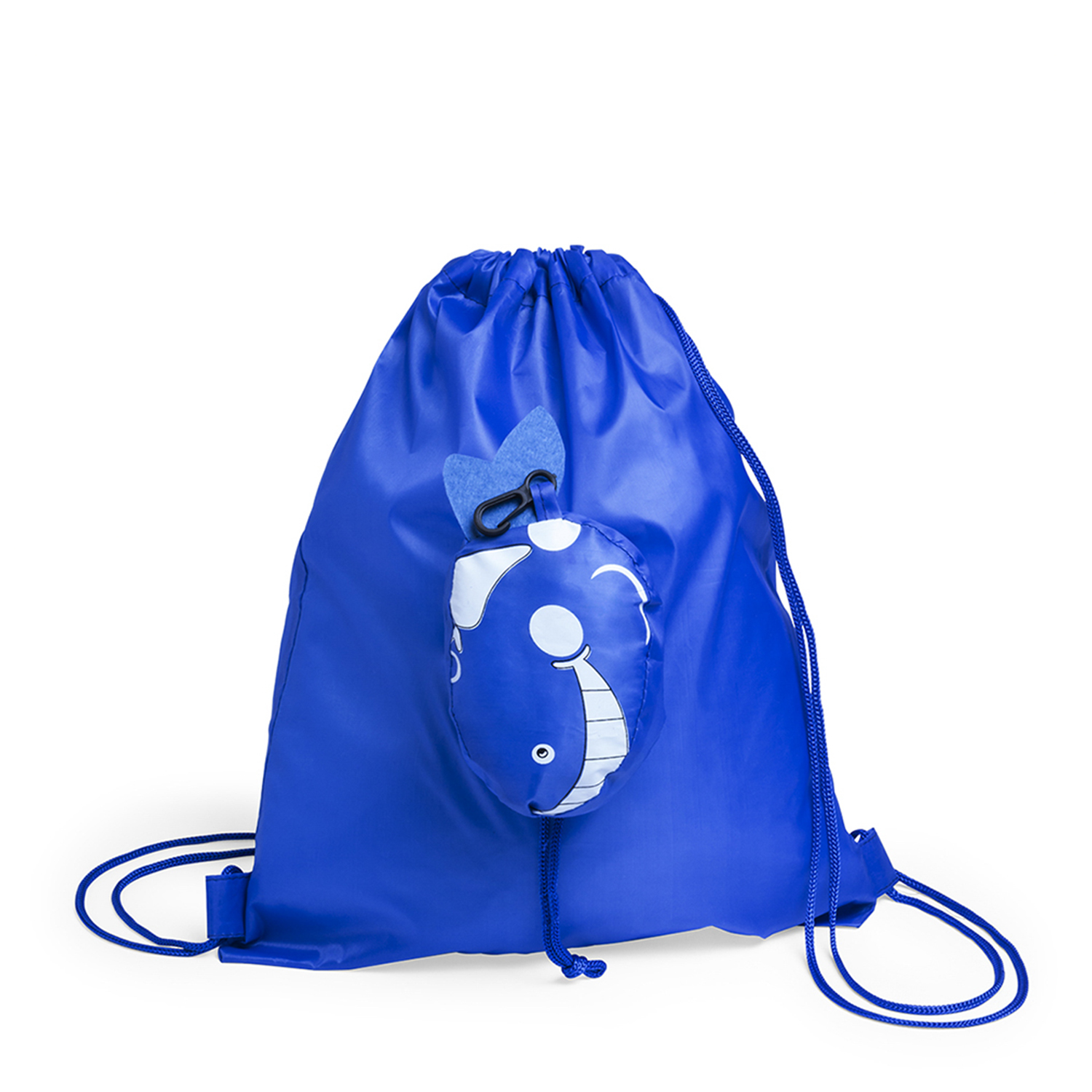 Uno zaino blu con coulisse e una tasca a forma di balena. Ha un fiocco blu, un fermaglio nero e sfondo bianco.
