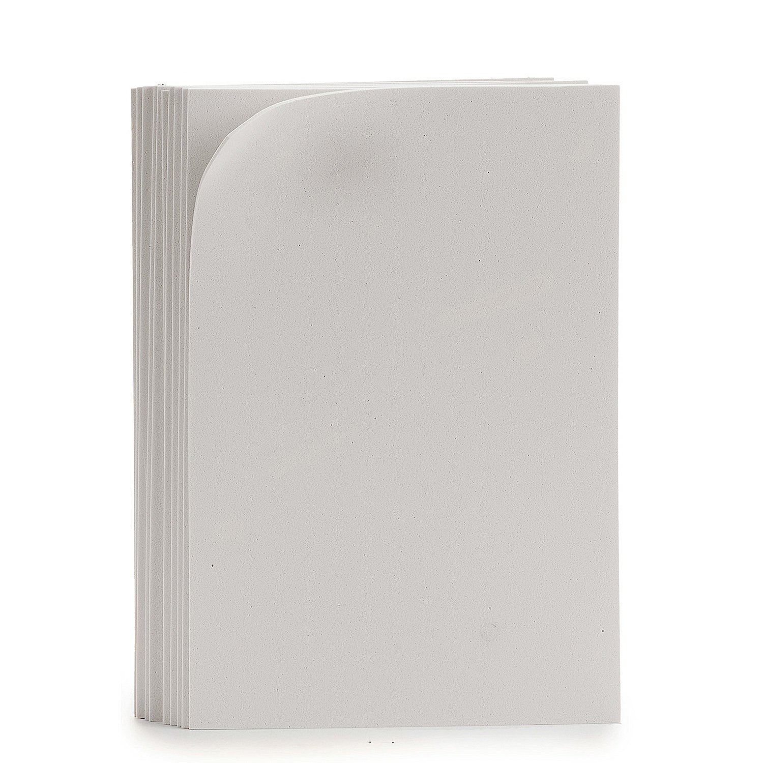 Una pila de hojas de papel gris claro con una esquina superior curvada, aislada sobre un fondo blanco. El papel parece texturizado.
