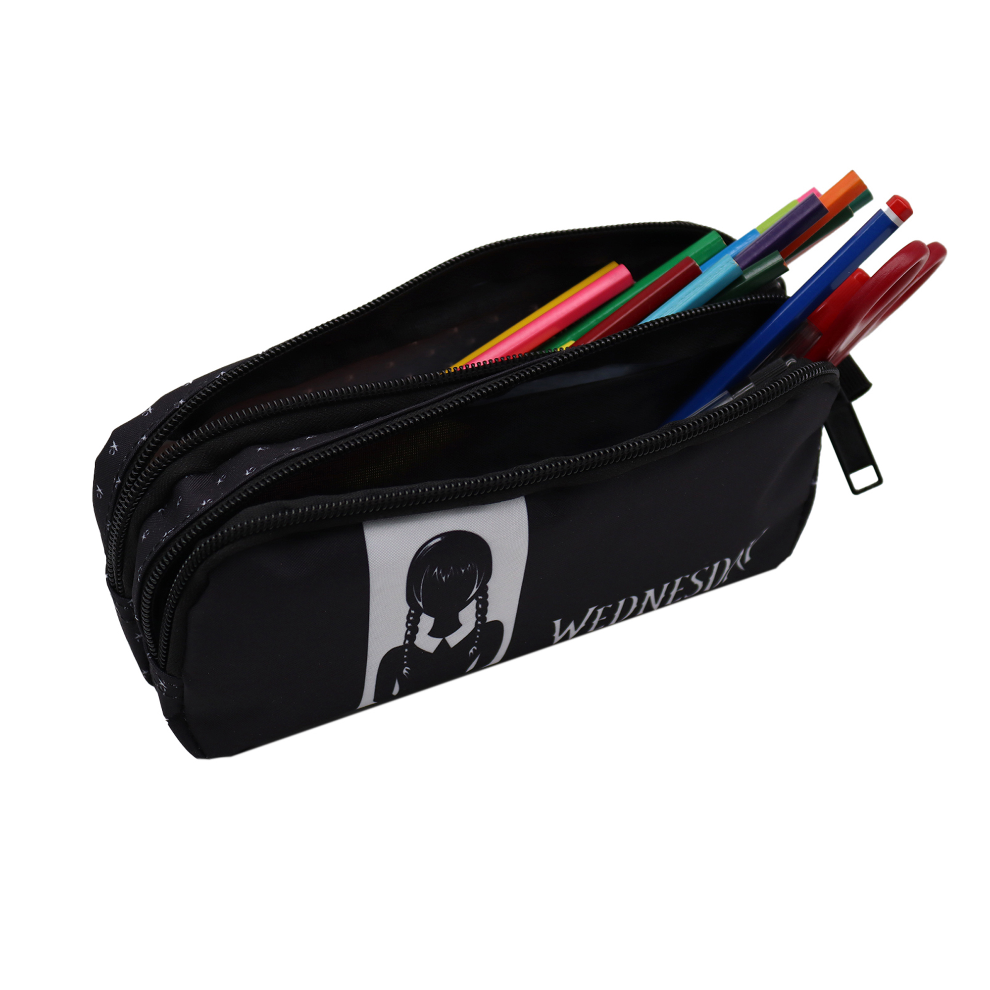 Estuche negro con lápices y bolígrafos de colores en su interior. El estuche tiene la imagen de una niña y la palabra 'Wednesday'.