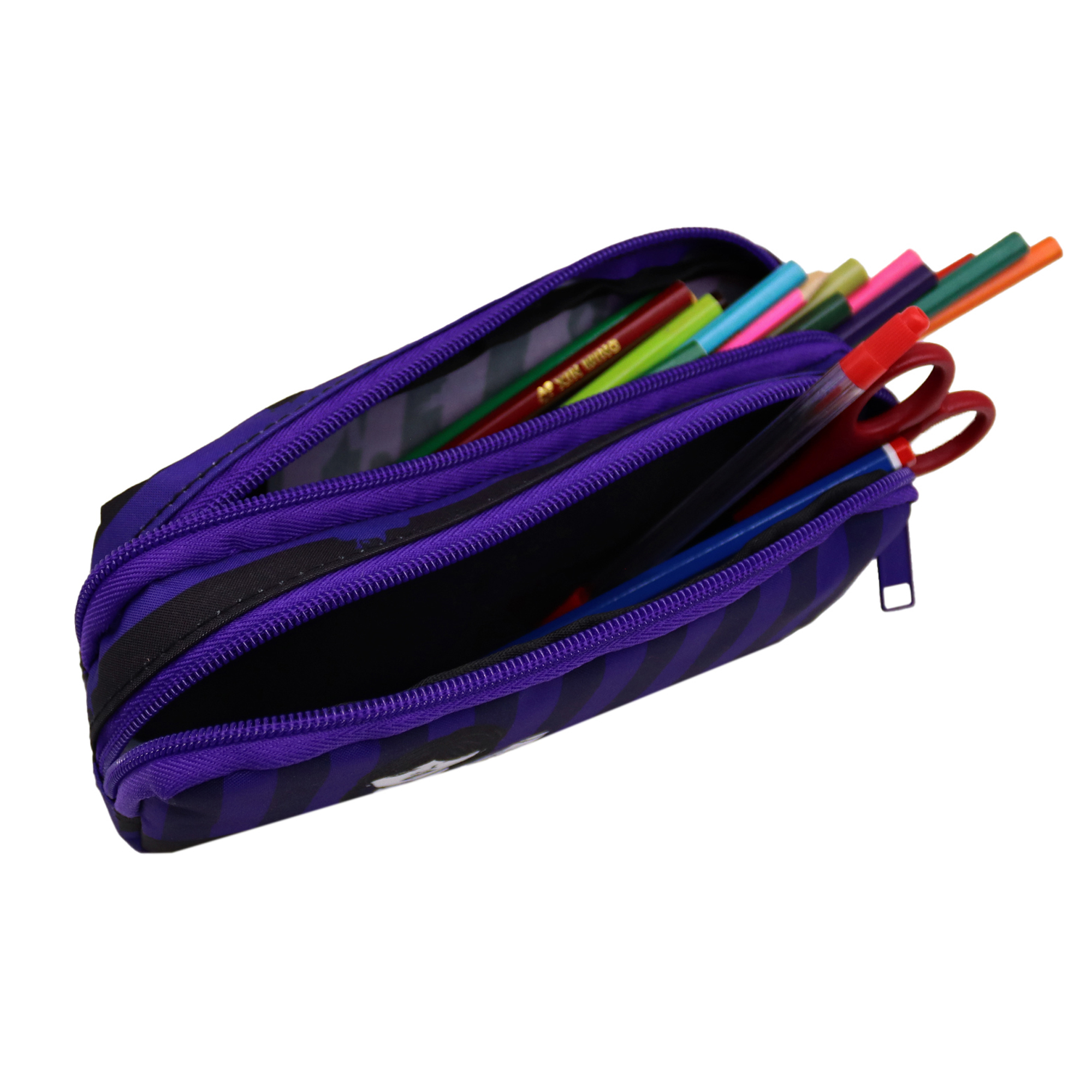 Un estuche morado abierto, lleno de bolígrafos, lápices y tijeras. El estuche está a rayas negras.