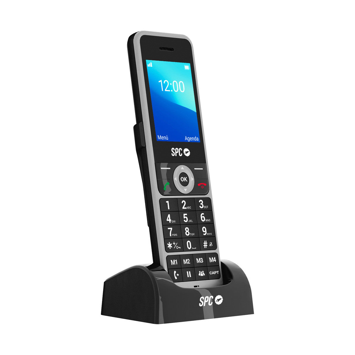 Un teléfono móvil SPC gris y negro está en su base de carga. La pantalla muestra la hora y las opciones del menú. Tiene teclado.