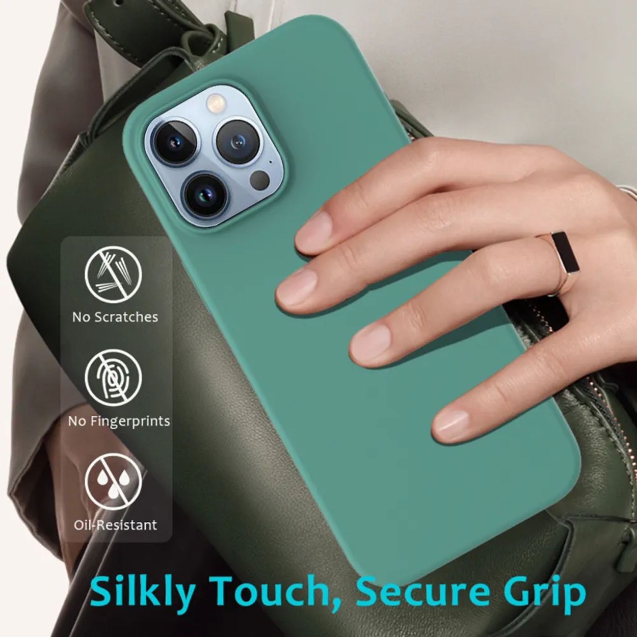 Een hand houdt een teal telefoonhoesje met een drievoudige cameralens vast. De hoes zit op een groene tas.