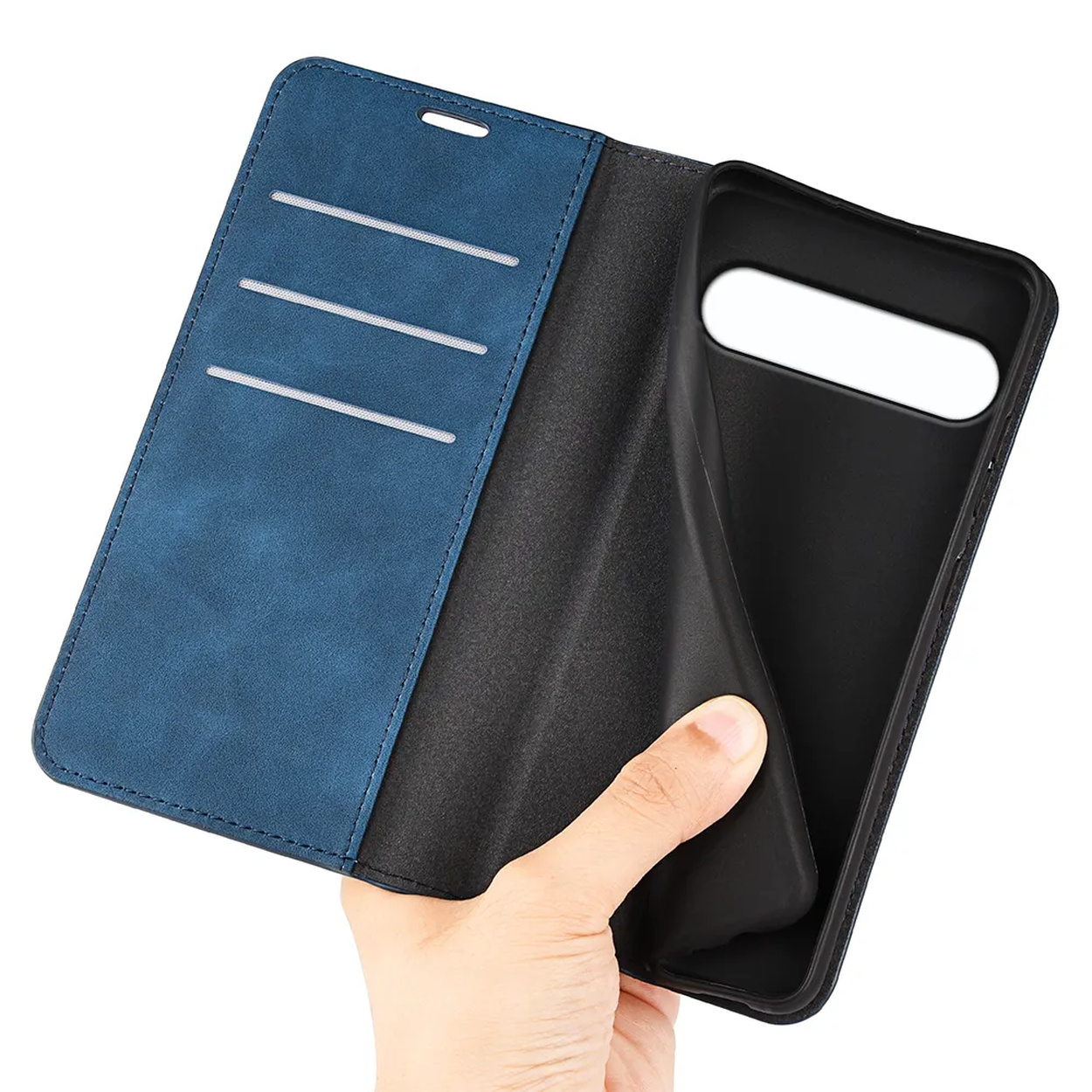 Une main tient un étui de téléphone bleu et noir. L'étui est ouvert, montrant l'intérieur.