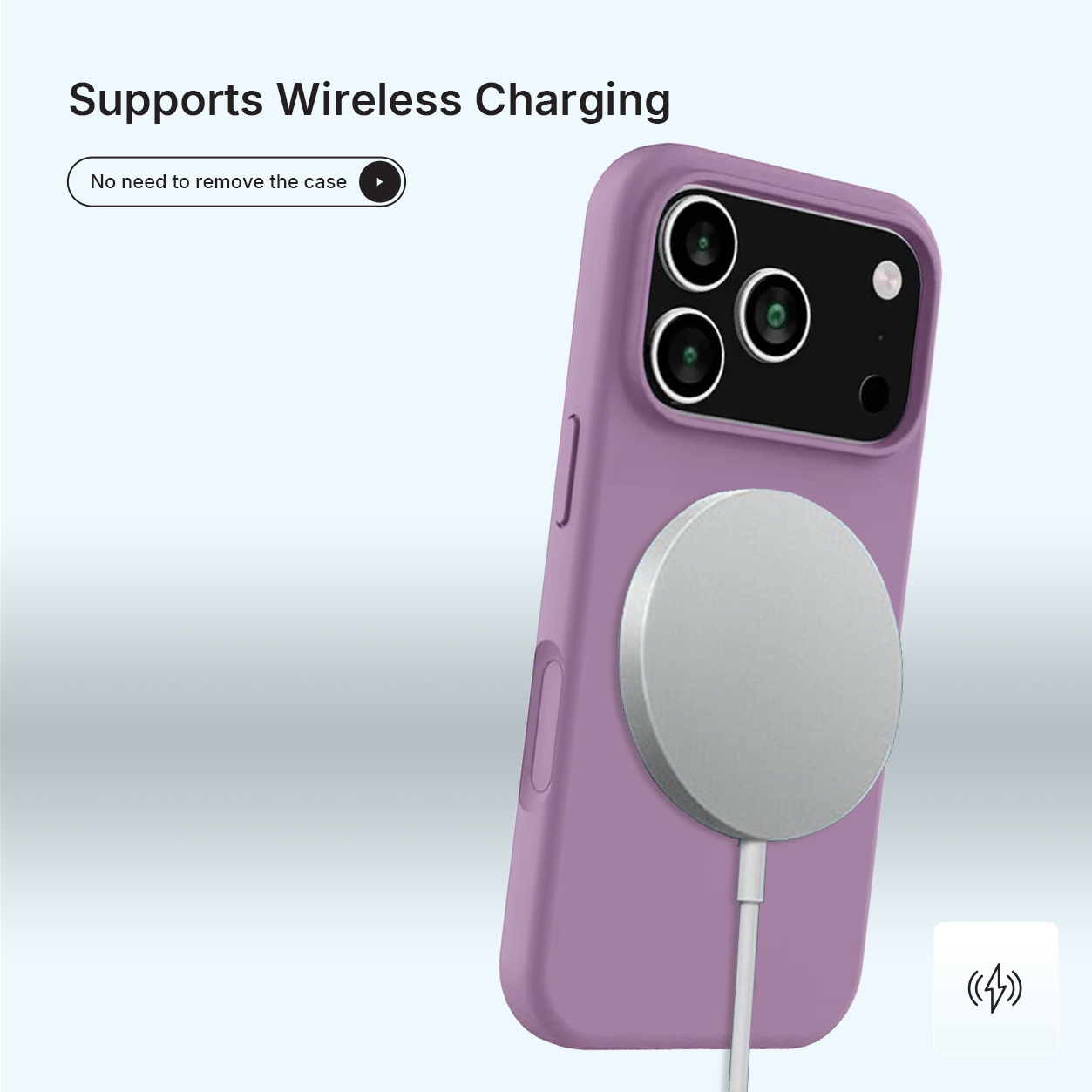 Een paarse telefoonhoes met een draadloze oplader. De telefoon heeft drie camera's. De oplader is verbonden met een witte kabel.