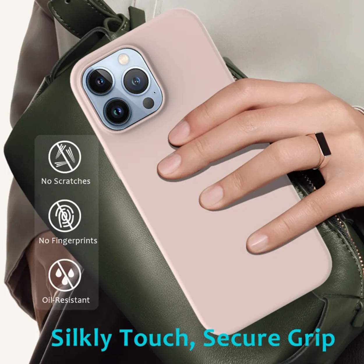 Een hand houdt een roze telefoonhoesje met een telefoon vast. De achtergrond is een groene tas. De tekst luidt Silky Touch, Secure Grip.