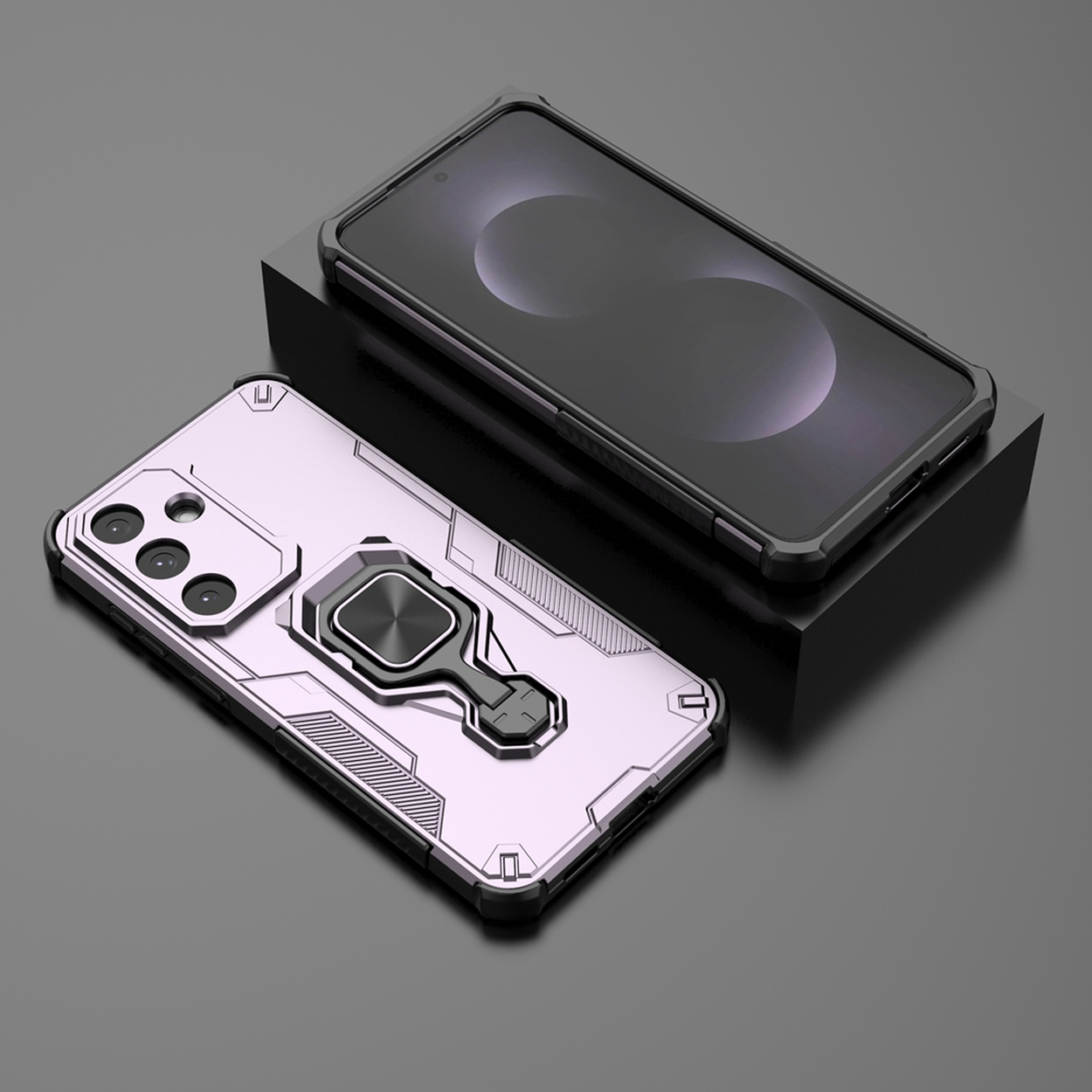 Twee smartphones met beschermhoezen. Eén staat op een zwarte standaard. De hoezen zijn roze en zwart.