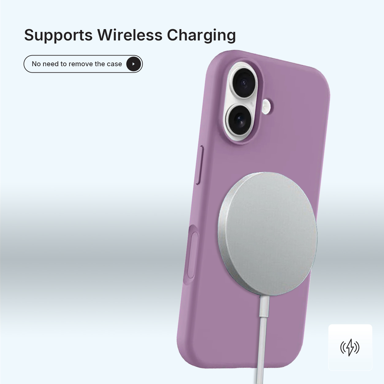 Een paarse telefoonhoes met een zilveren oplaadschijf eraan. De hoes staat op een lichtpaarse achtergrond.