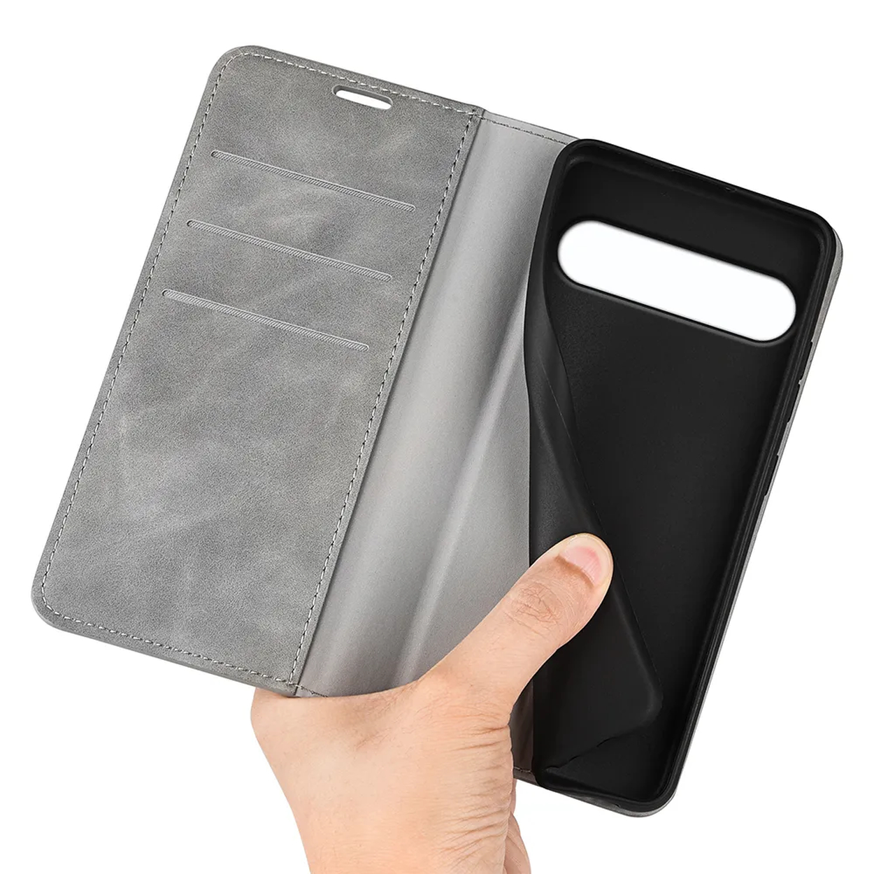 Een hand houdt een open grijze telefoonhoes vast met een zwart telefooninterieur. De hoes heeft kaartsleuven en stikdetails.