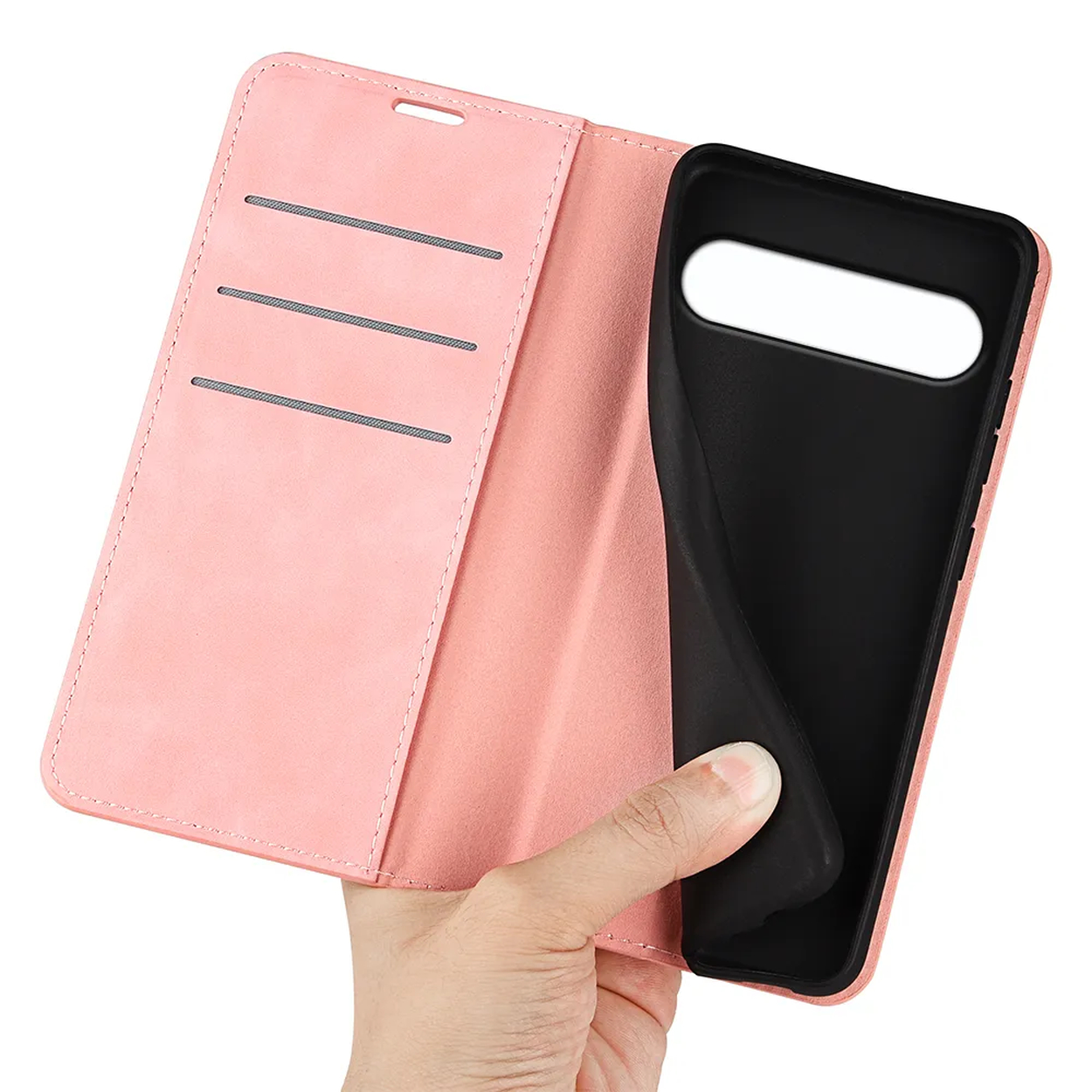 Une main tient un étui de téléphone rose ouvert. L'étui a un intérieur noir et des fentes pour cartes. Le fond est blanc.