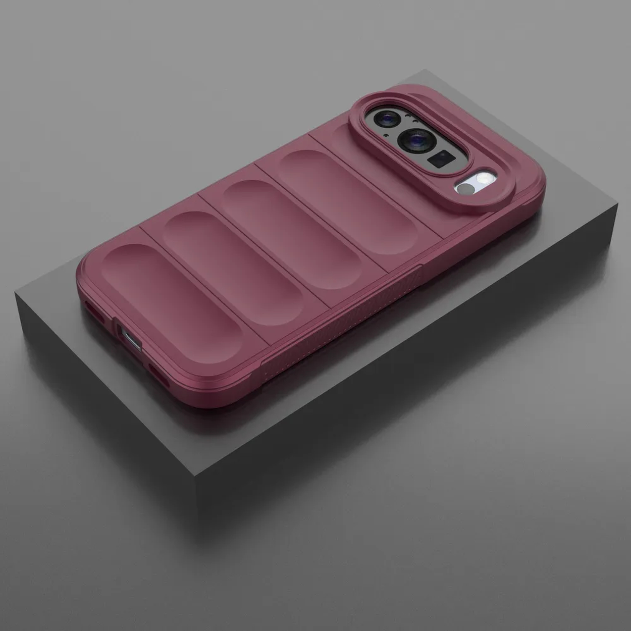 Een bordeauxrode telefoonhoes met cameradetail op een grijze ondergrond. De hoes heeft een gestructureerde achterkant.
