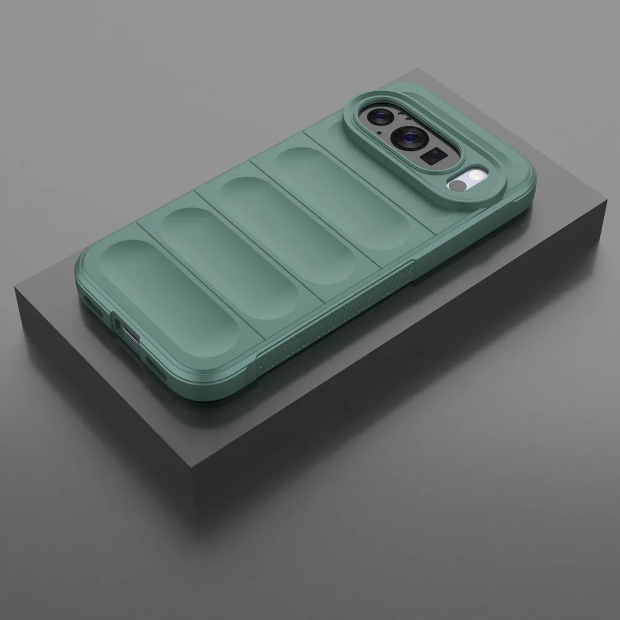 Groene telefoonhoes met camera-uitsparing en richels, geplaatst op een grijs, geometrisch platform. De achtergrond is een grijstint.