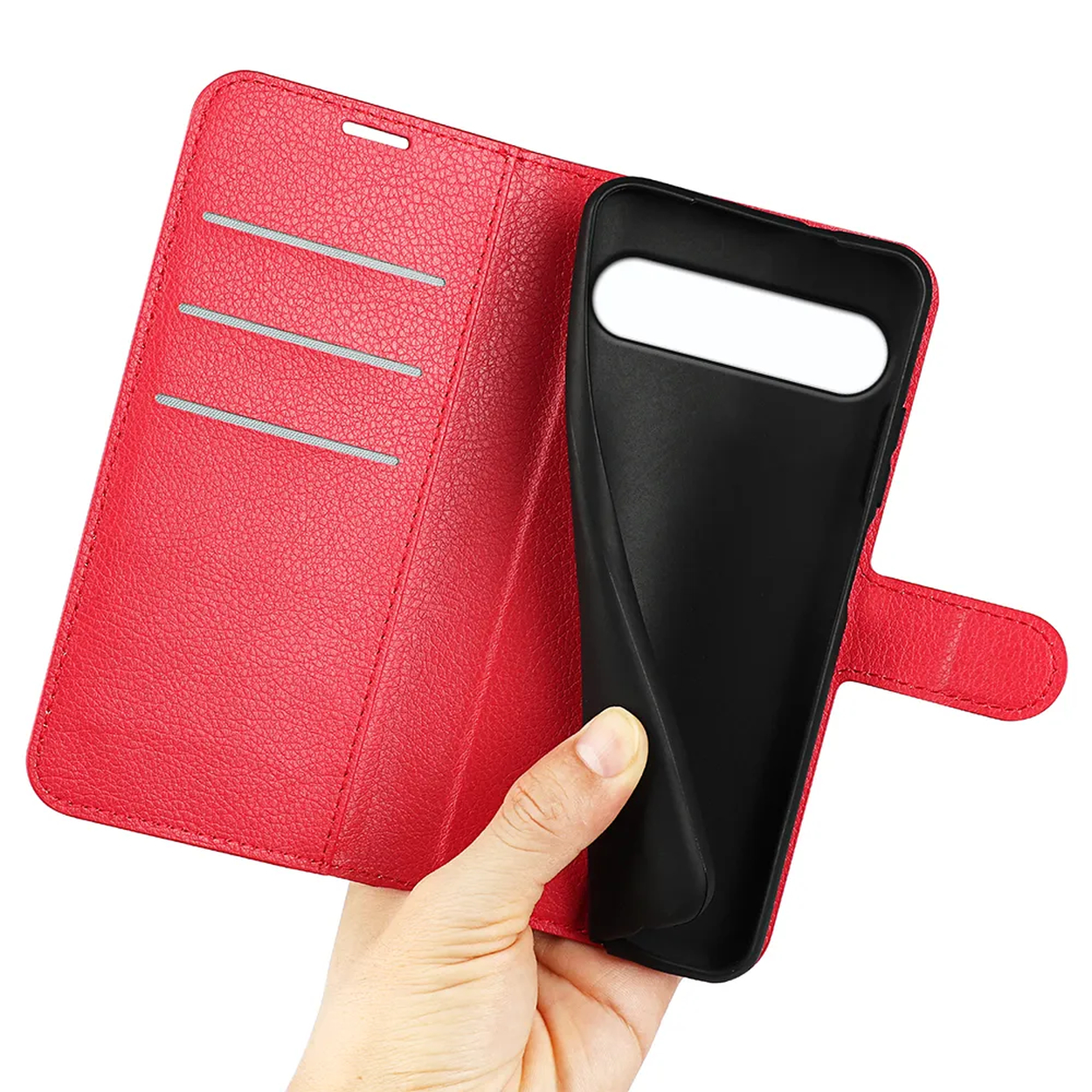 Une main tient un étui de téléphone noir à l'intérieur d'un portefeuille rouge en cuir. Le portefeuille est ouvert, révélant des fentes pour cartes et une fermeture magnétique.