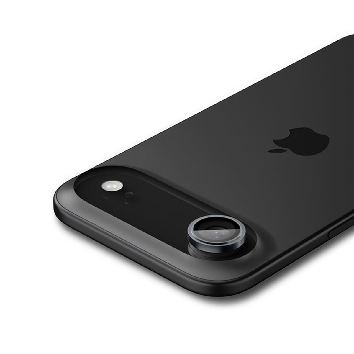 Een close-up van een zwarte iPhone met een bevestigde lens. De telefoon heeft een zwart Apple-logo en twee cameralenzen.