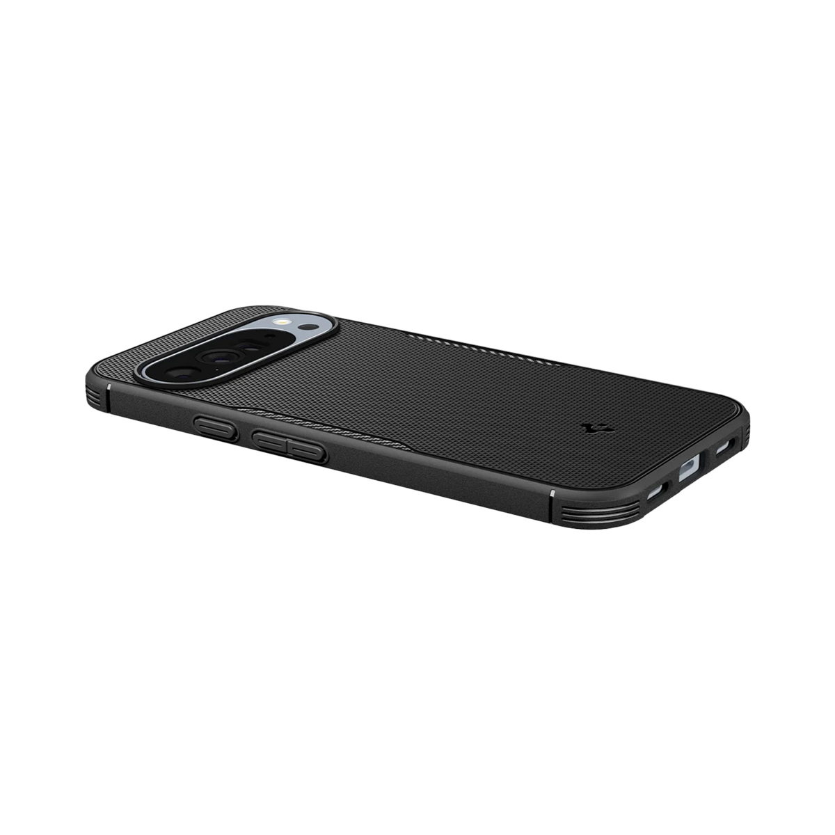 Een zwarte telefoonhoes met een textuur aan de achterkant en een uitsparing voor de camera. Zijknoppen en poorten zijn zichtbaar. De hoes staat schuin.