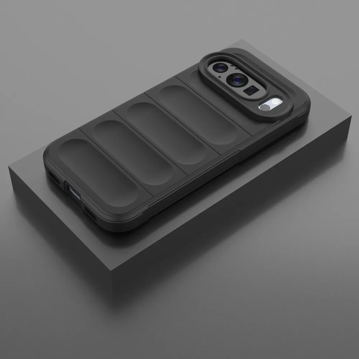 Un étui de téléphone noir avec une découpe pour l'appareil photo est posé sur une plateforme gris foncé. L'étui a un design texturé et est légèrement incliné.
