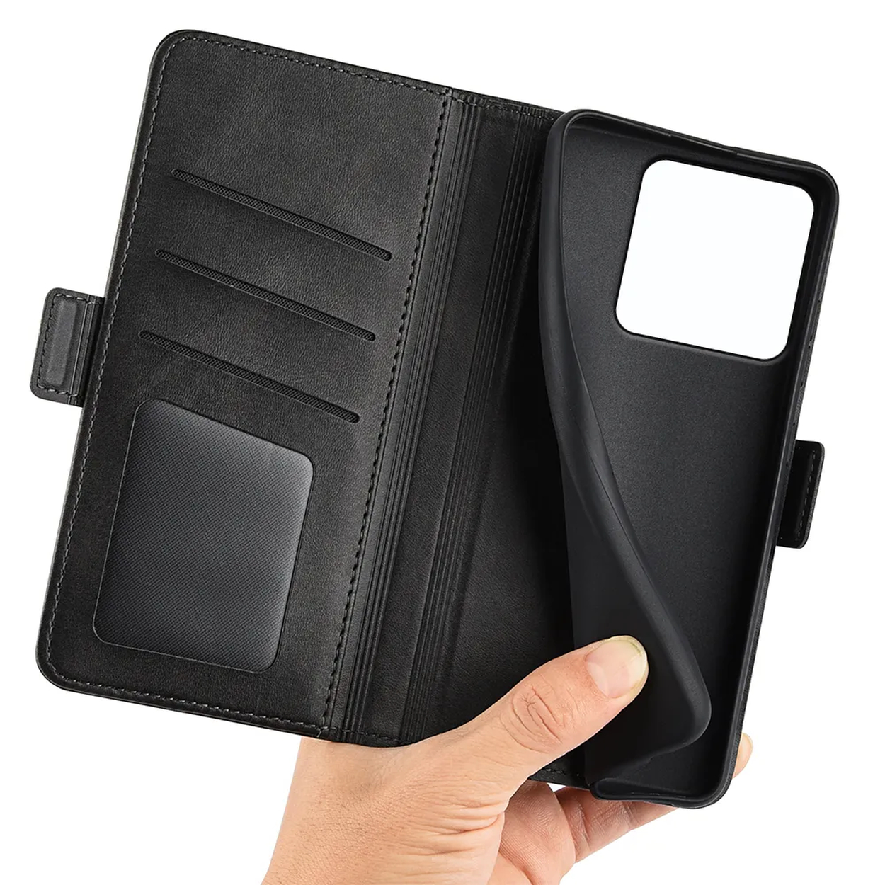 Une main tient un étui de téléphone noir ouvert, révélant des compartiments de style portefeuille. L'étui est en cuir noir avec des coutures.