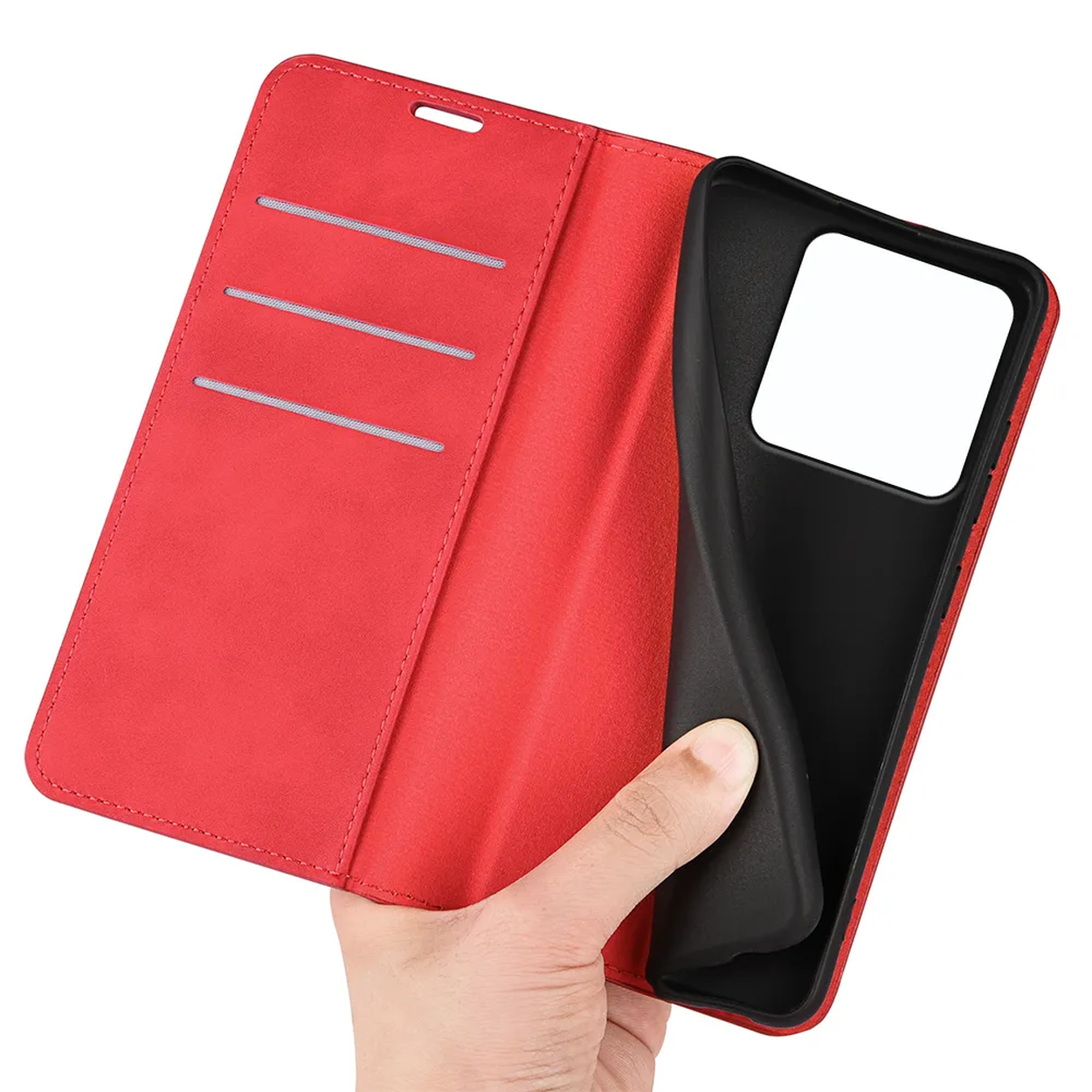 Main tenant un étui de téléphone rouge ouvert. L'étui est rouge, avec des fentes pour cartes. Un support de téléphone noir à l'intérieur.