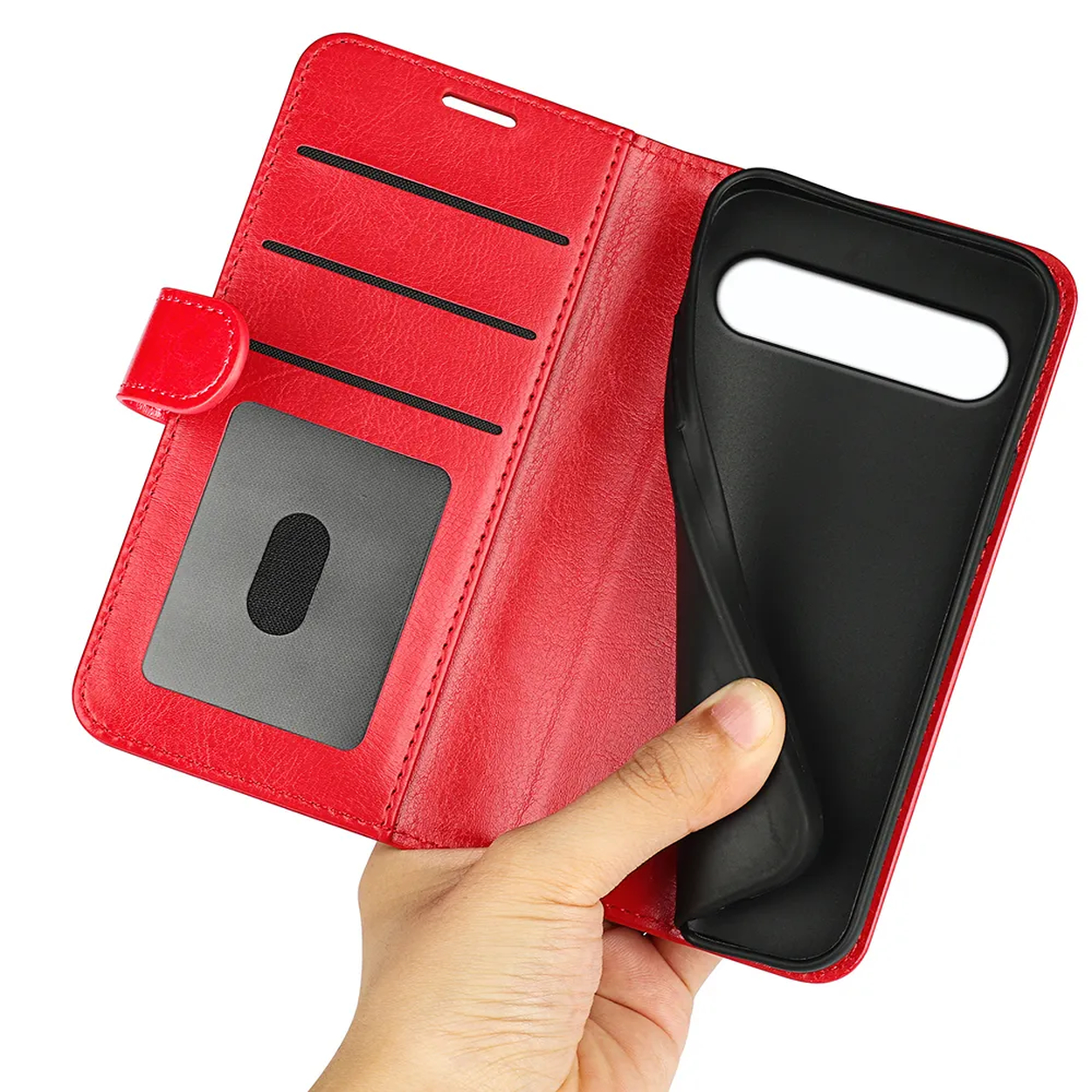 Een hand houdt een rode telefoonhoes vast met een zwart interieur. De hoes is open en toont kaartsleuven. Een magnetische sluiting is zichtbaar.