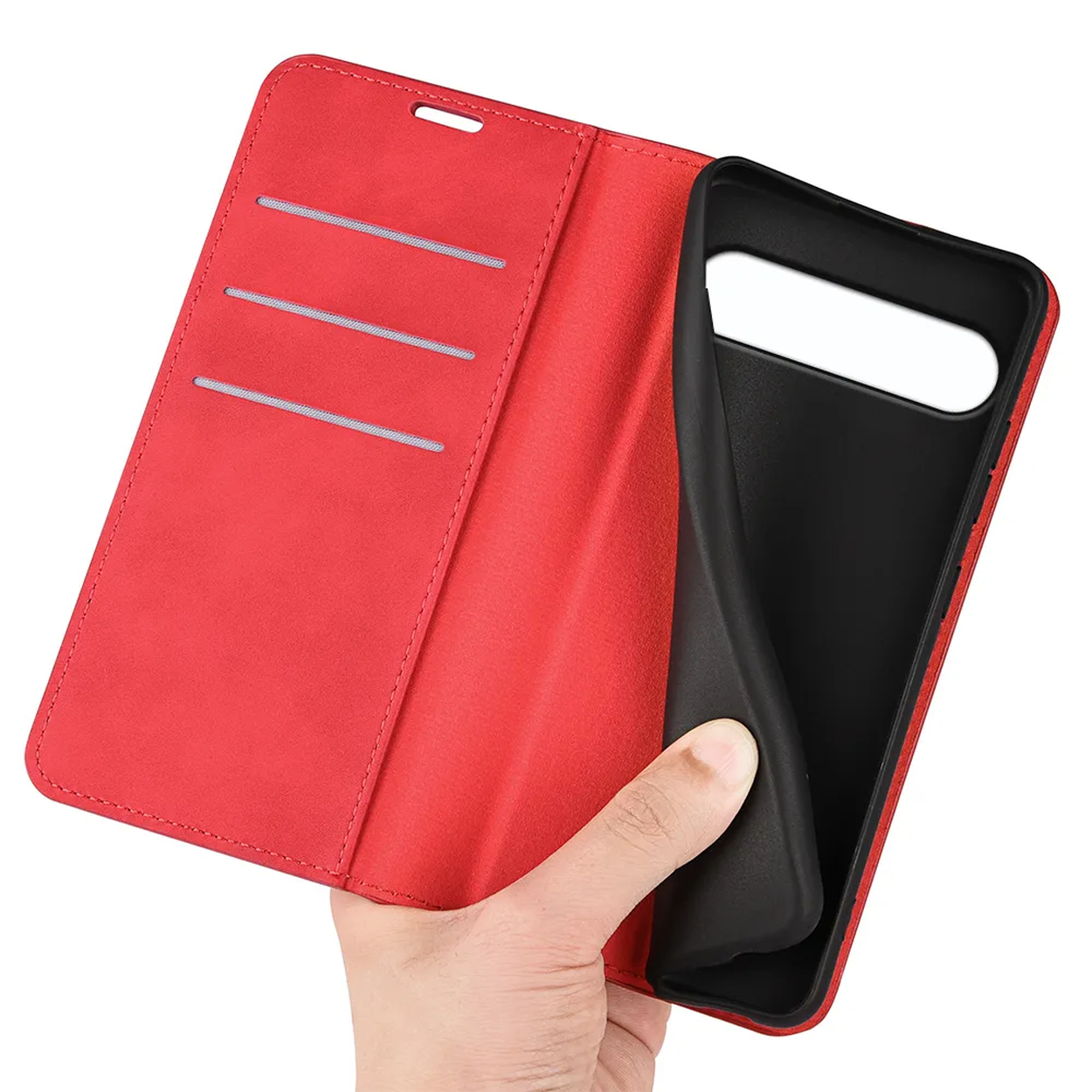 Une main tient ouvert un étui de téléphone rouge avec intérieur noir. Trois fentes pour cartes sont visibles. L'étui est ouvert.
