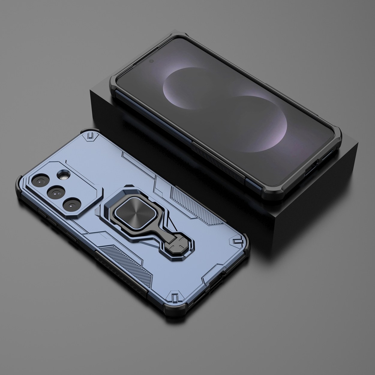 Deux smartphones avec étuis. L'un est sur un socle noir. Les étuis sont bleus et noirs. Le fond est sombre.