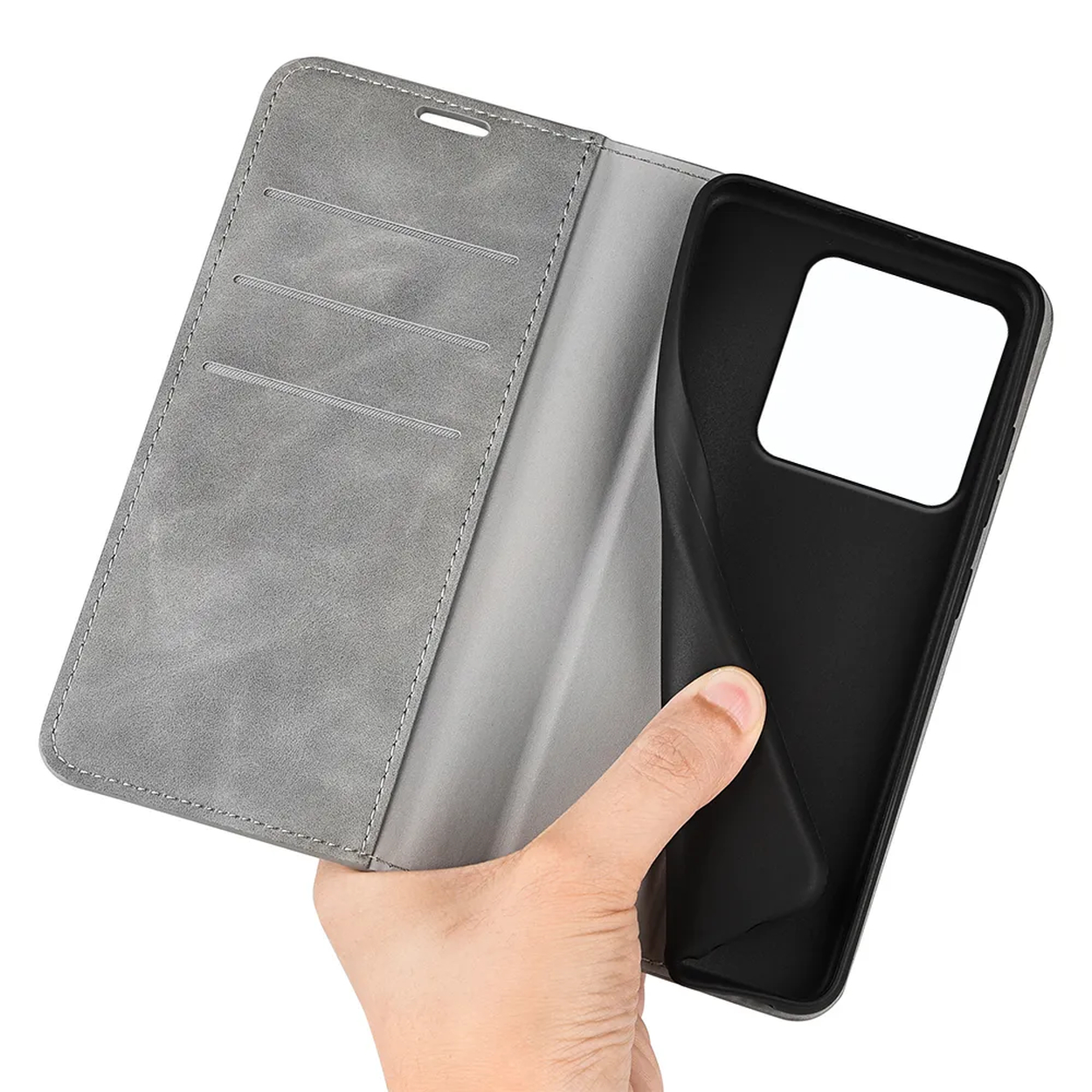 Een hand houdt een grijze telefoonhoes open. De hoes is grijs met kaartsleuven aan de binnenkant. De telefoon zit in een zwarte houder.