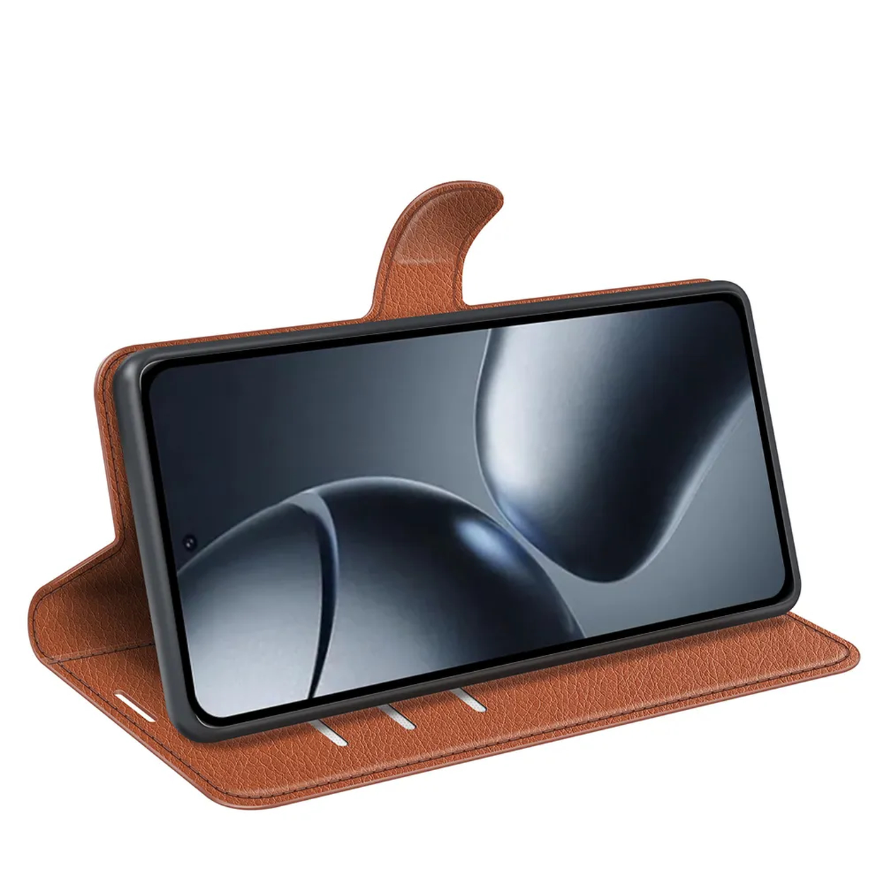Een bruine leren telefoonhoes met een telefoon erin. Het telefoonscherm toont een wazige afbeelding. De hoes is open.