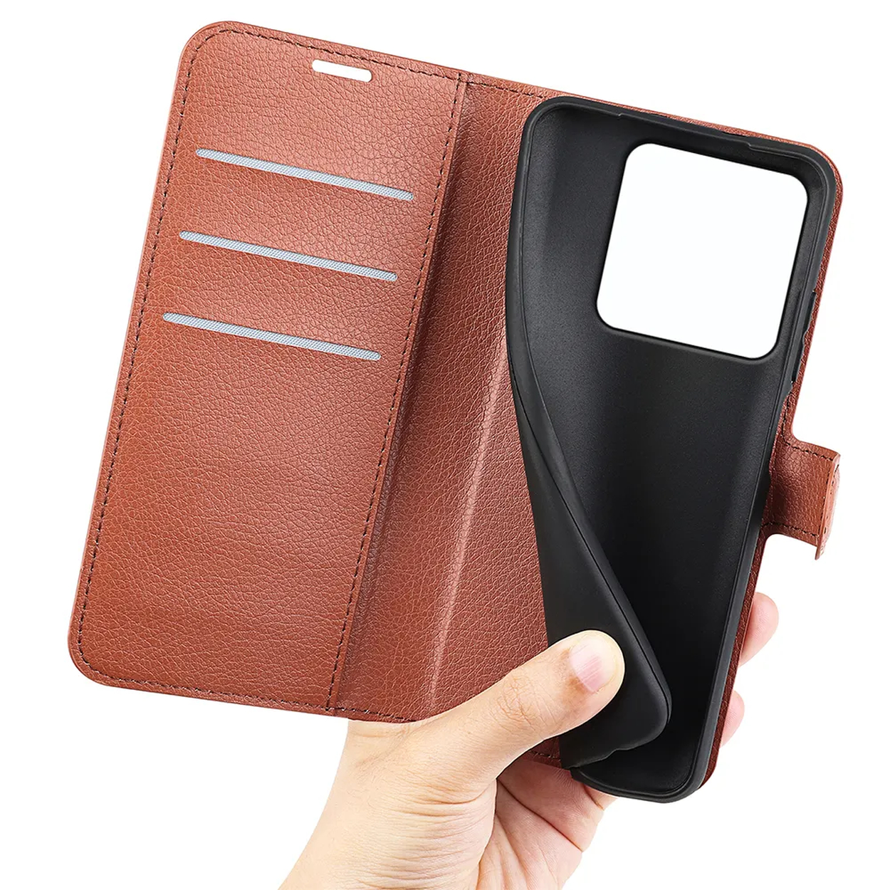 Een hand houdt een open bruine telefoonhoes vast met een zwart interieur. De hoes heeft kaartsleuven en een magnetische sluiting.