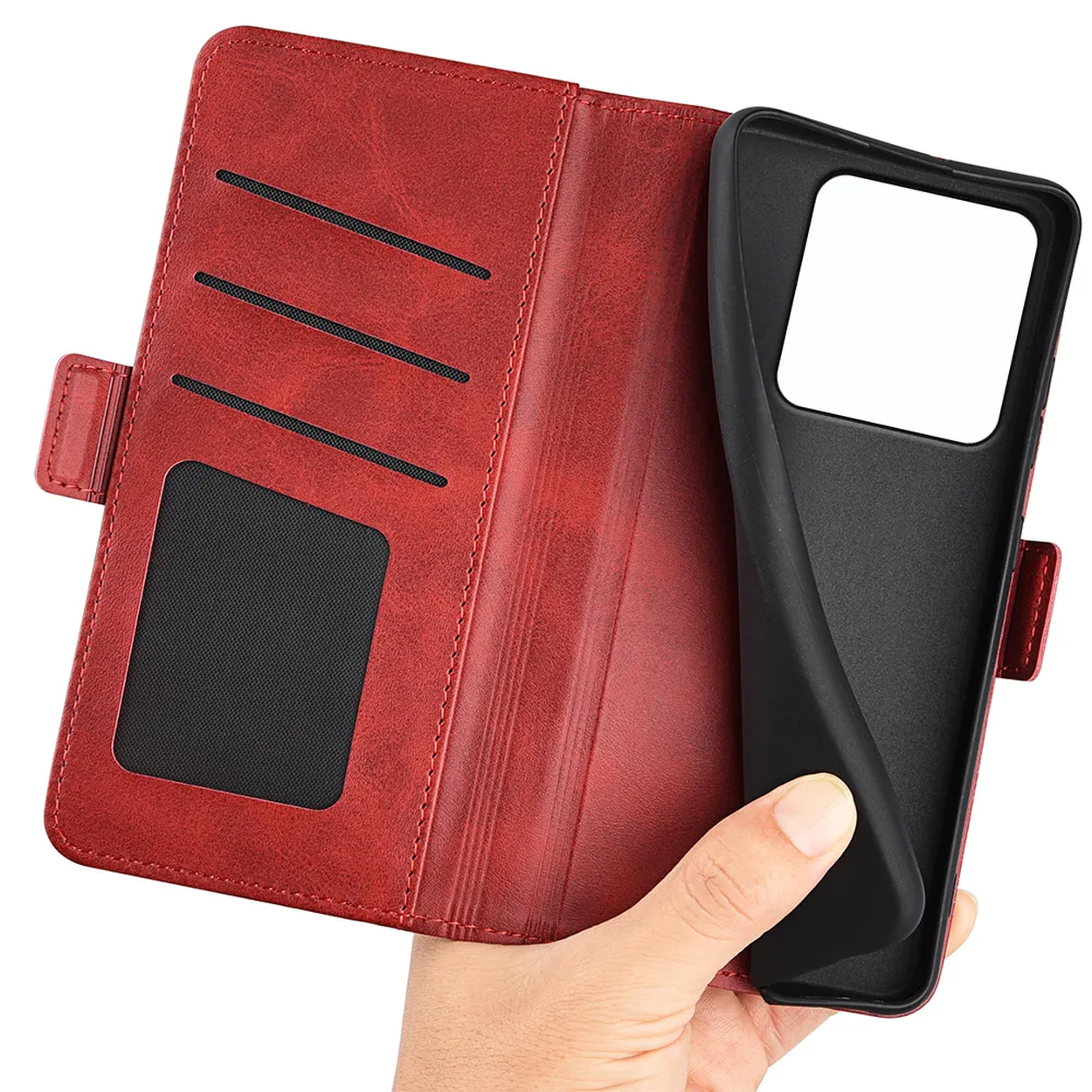 Un étui de téléphone en cuir rouge est ouvert, révélant un support de téléphone noir. Une main tient le support. Des fentes et une poche pour cartes sont visibles.