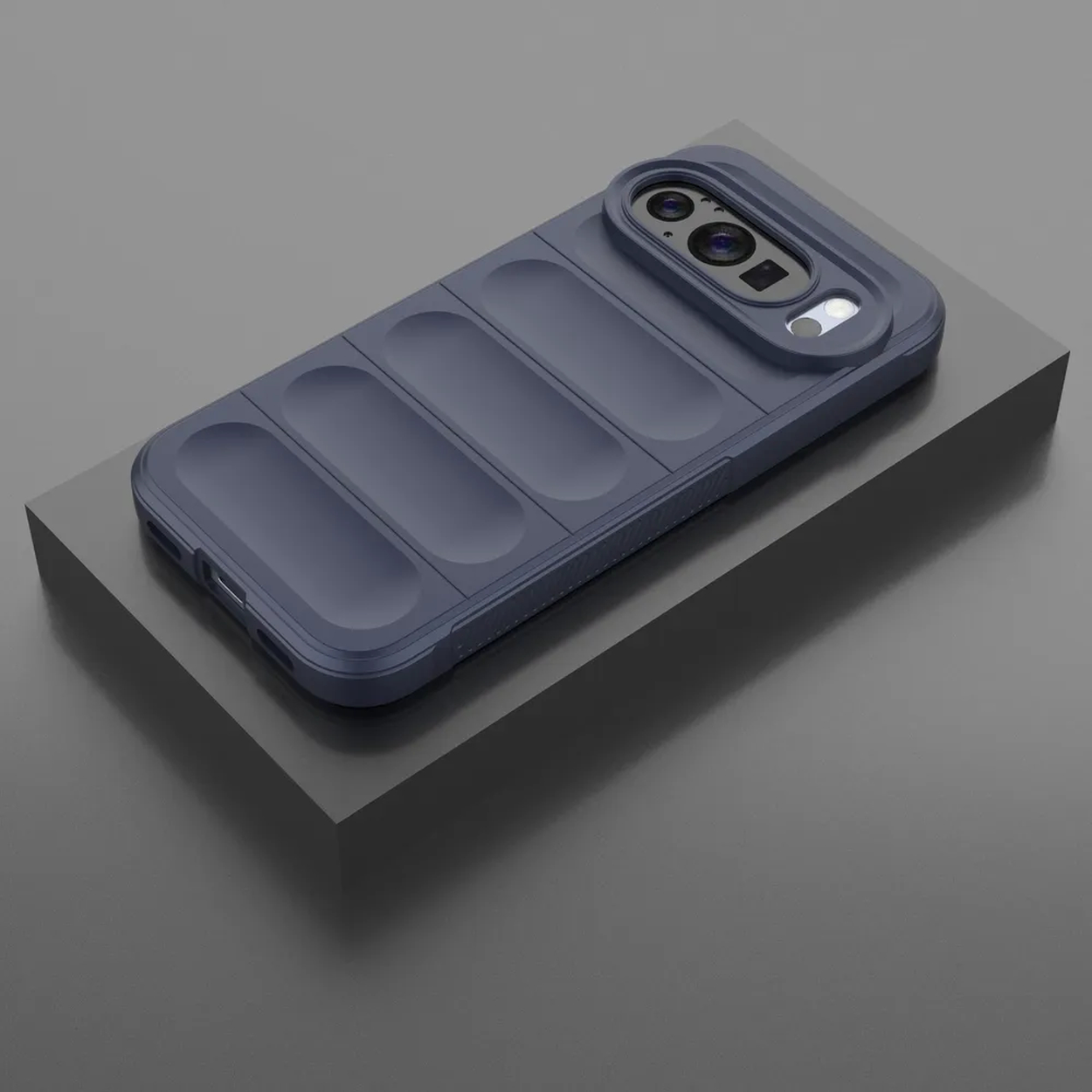 Een marineblauwe telefoonhoes ligt op een zwart oppervlak. De hoes heeft een uitsparing voor de camera en verhoogde secties.