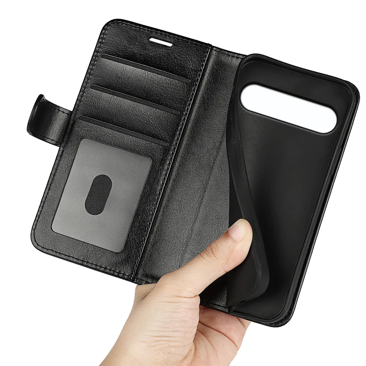 Étui de téléphone en cuir noir ouvert, révélant des fentes pour cartes et un support de téléphone. Une main tient le support.