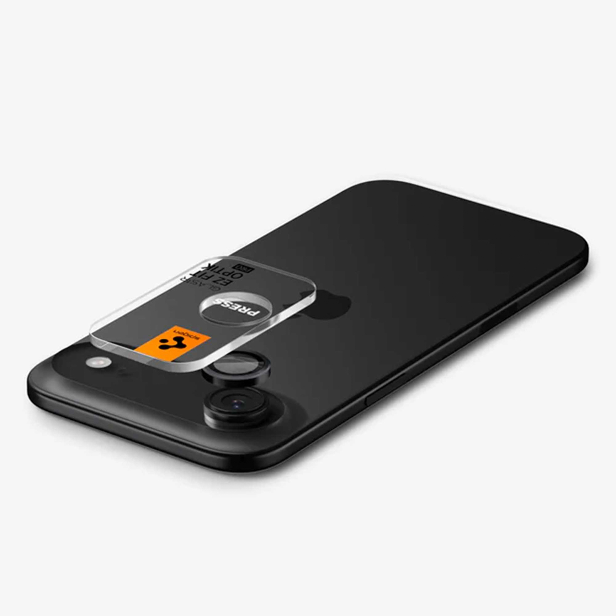 Smartphone nero con protezione schermo. La protezione ha testo e un adesivo arancione. La fotocamera del telefono è visibile.