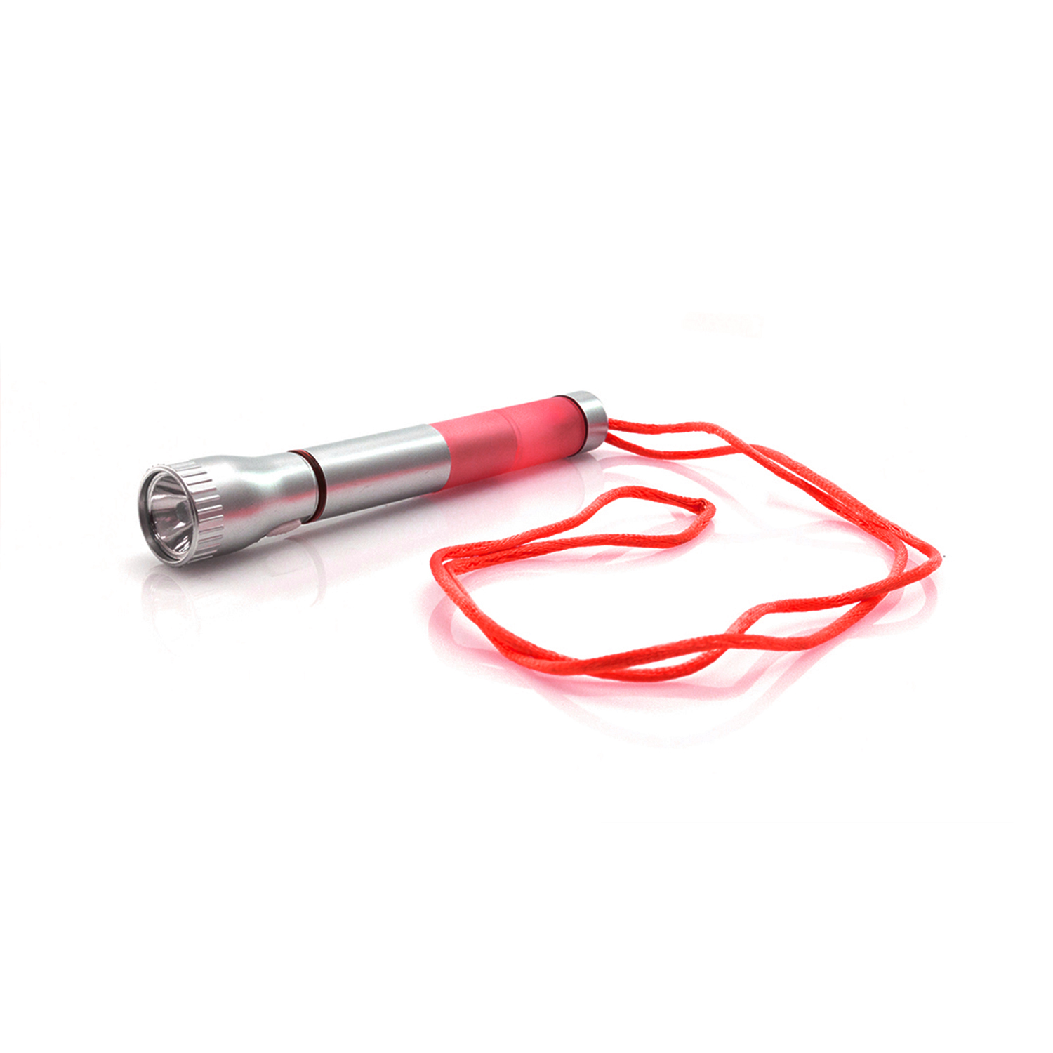Eine silberne Taschenlampe mit rotem Griff und roter Schnur liegt auf weißem Untergrund.