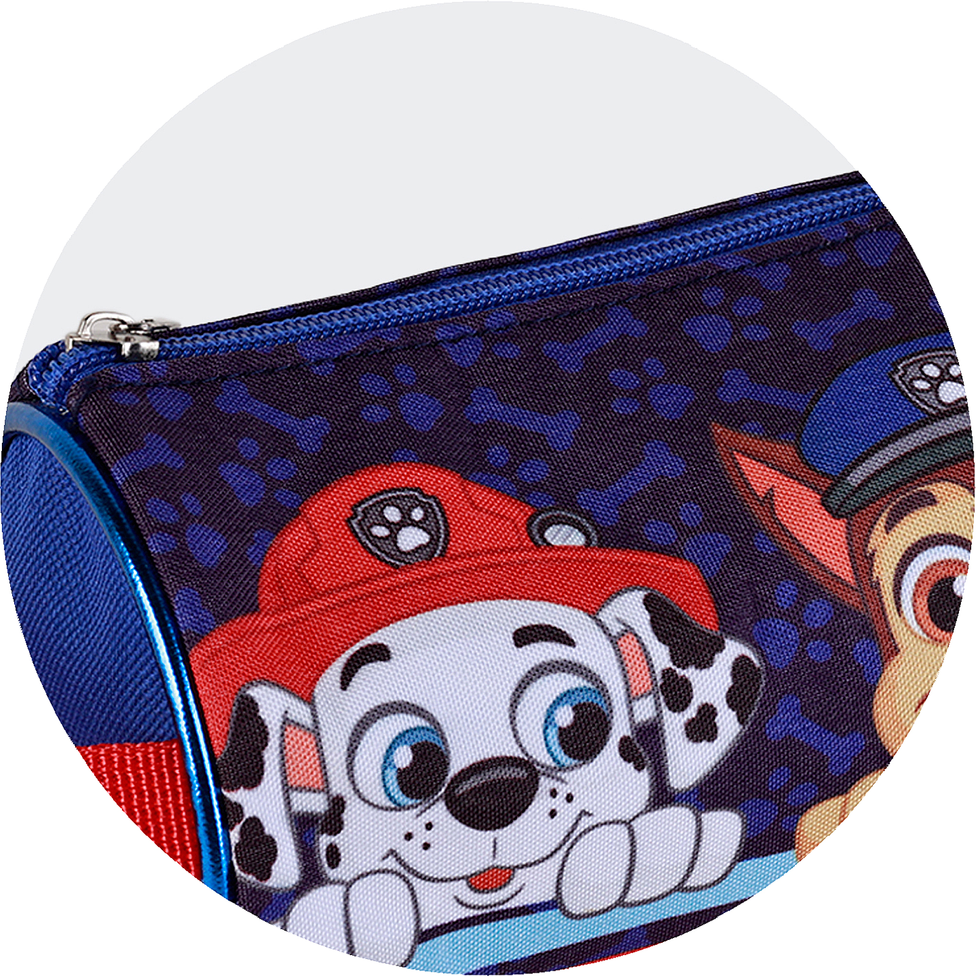 Primer plano de un estuche de Paw Patrol con Marshall y Chase. La cremallera y el ribete son azules y el fondo es azul oscuro.