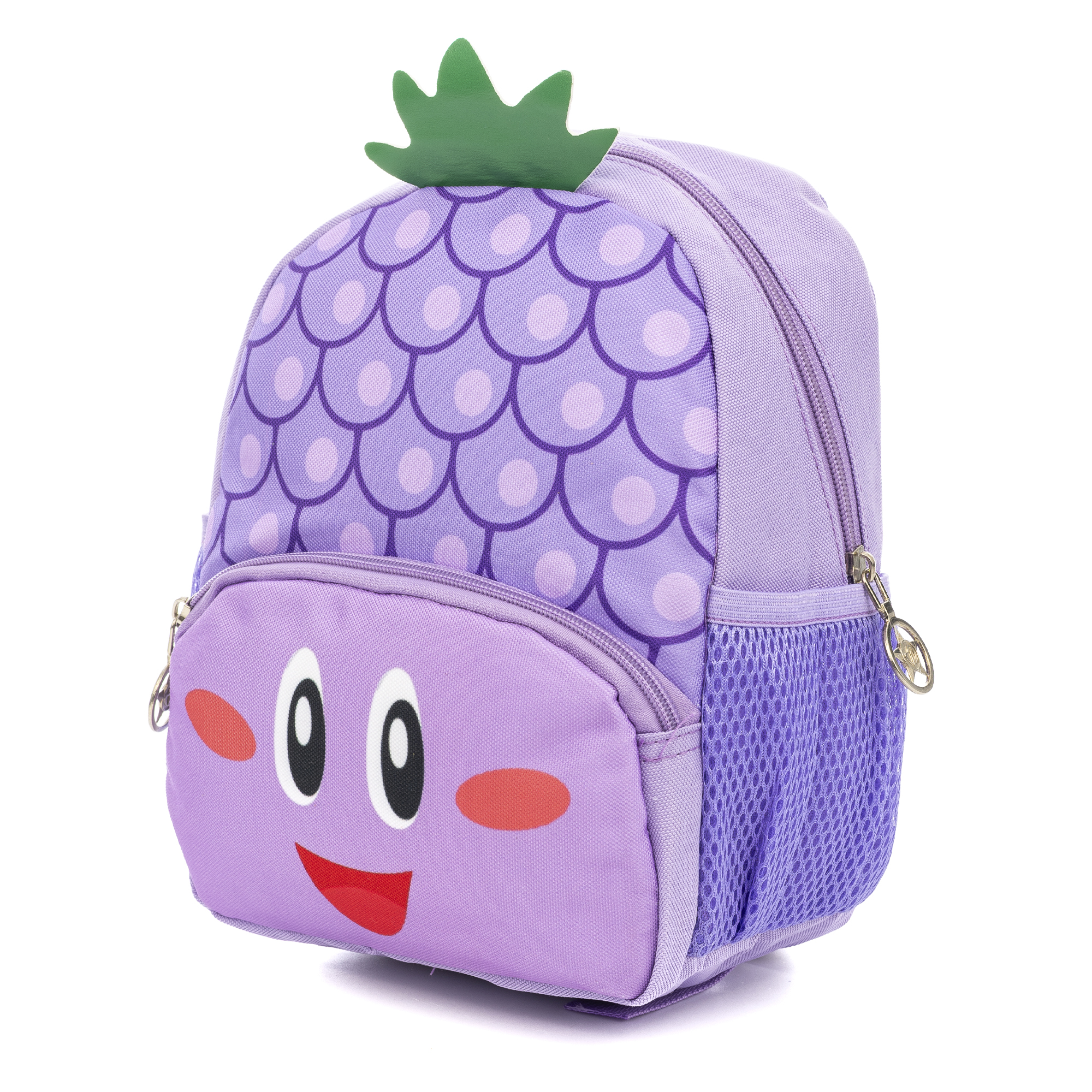 Uno zaino a forma di ananas viola con una faccia. Presenta una foglia verde. Ha tasche laterali in rete. Isolato su bianco.