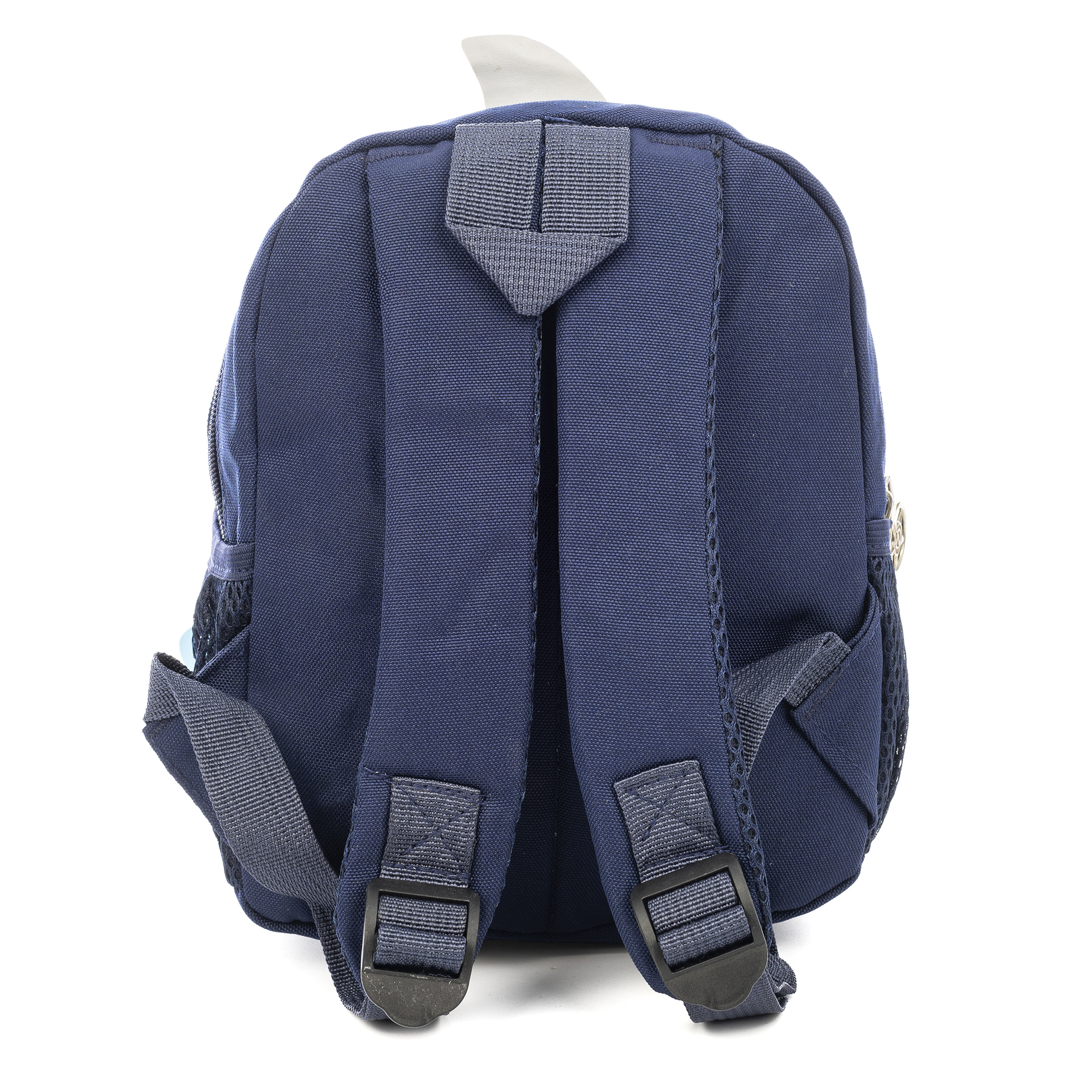 Uno zaino blu navy con cinghie grigie e una pinna bianca. Lo sfondo è bianco.