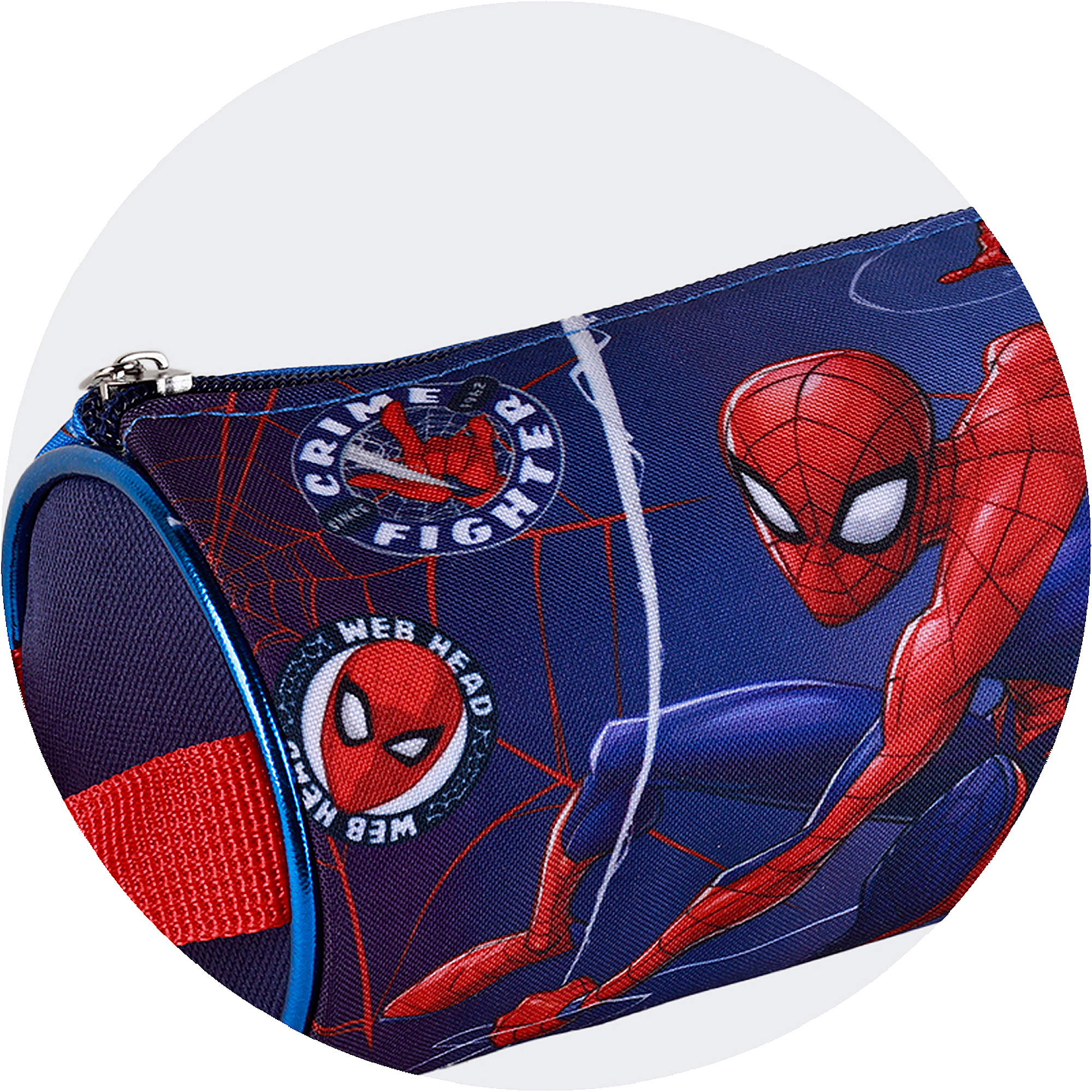 Un estuche de lápices con Spider-Man. Es azul con gráficos y logotipos de Spider-Man. El estuche tiene un tirador de cremallera rojo y una correa roja.