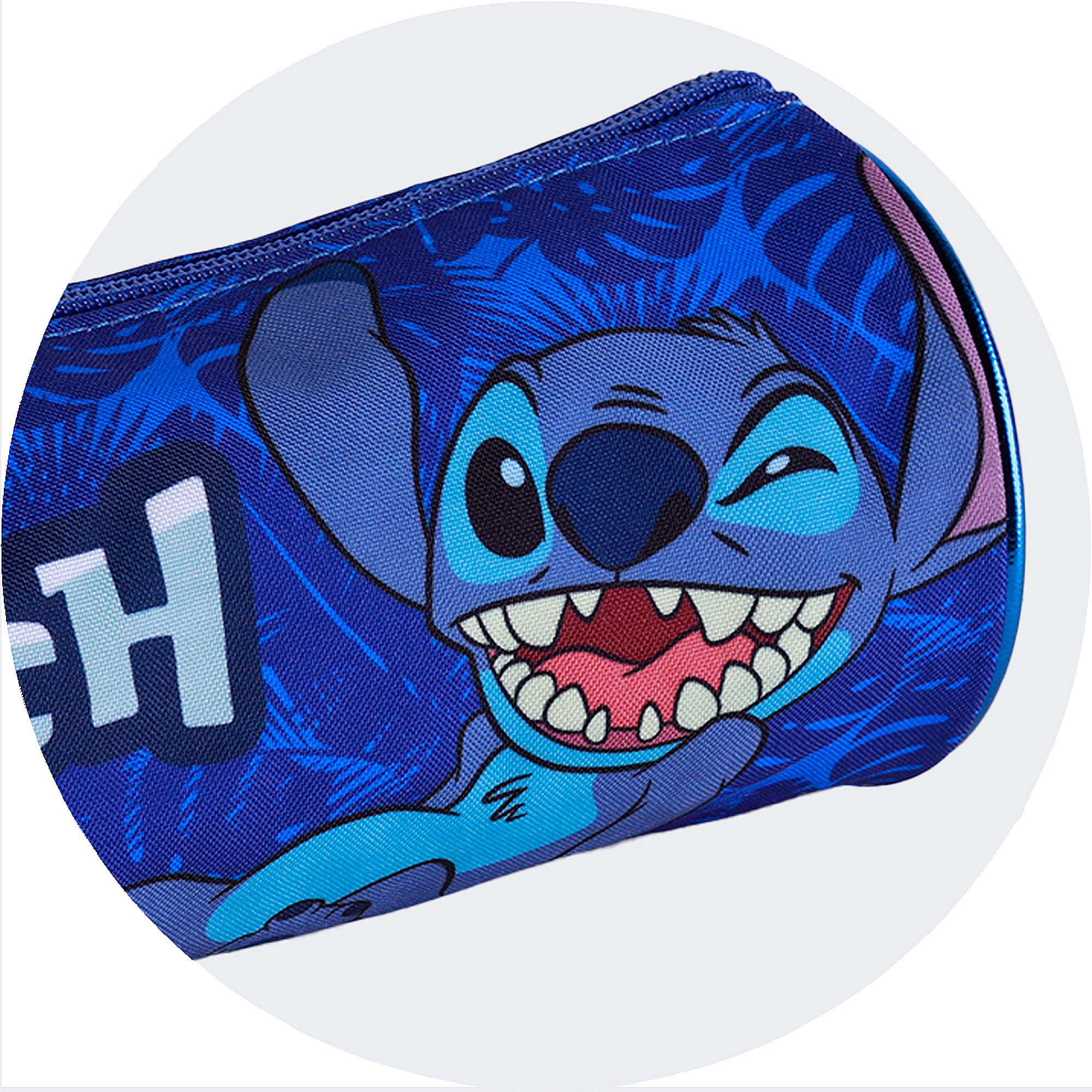 Estuche azul con Stitch guiñando un ojo y sonriendo. Tiene cremallera y la palabra STITCH.