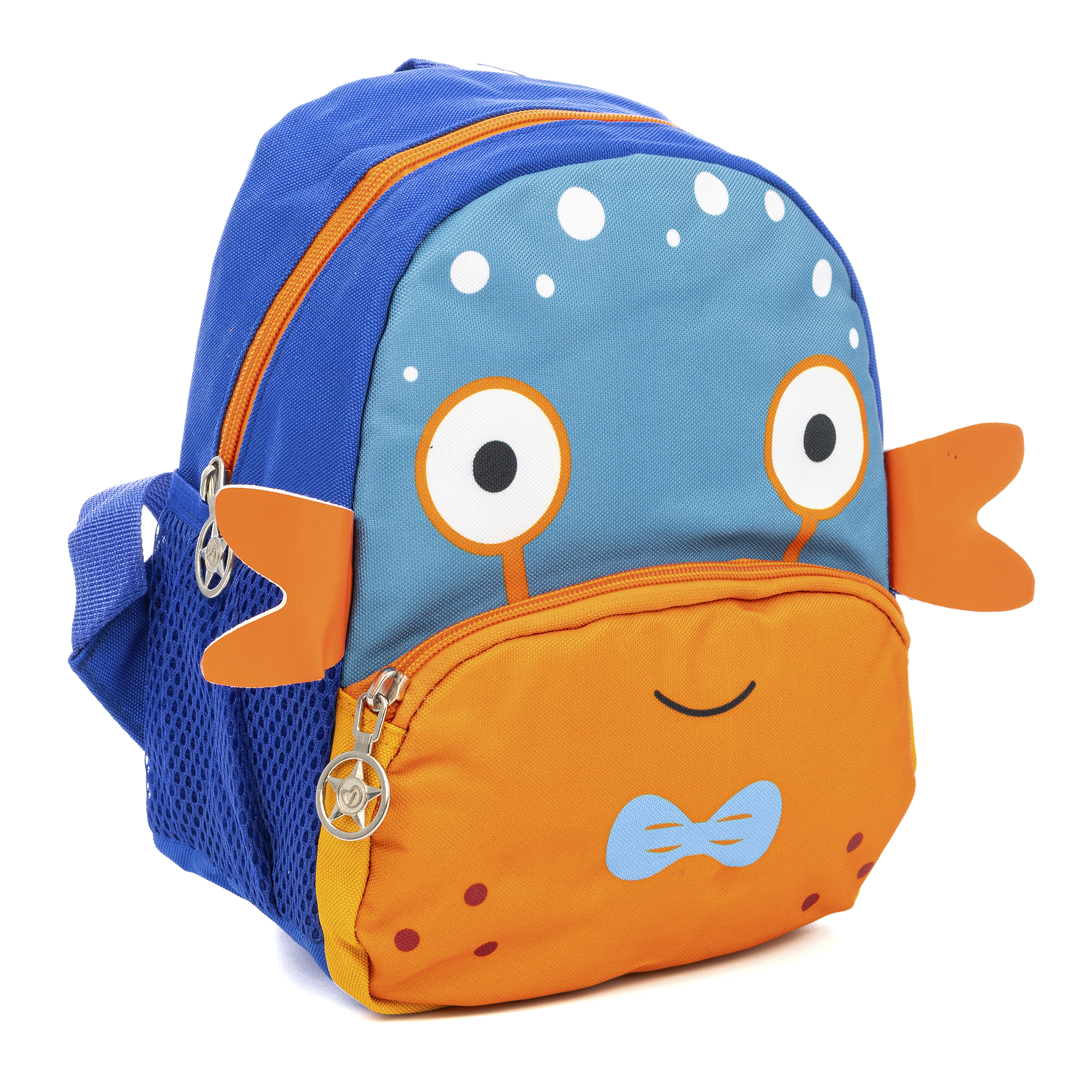 Zaino a forma di pesce blu e arancione. Ha macchie bianche, occhi grandi e pinne arancioni. Lo sfondo è bianco.