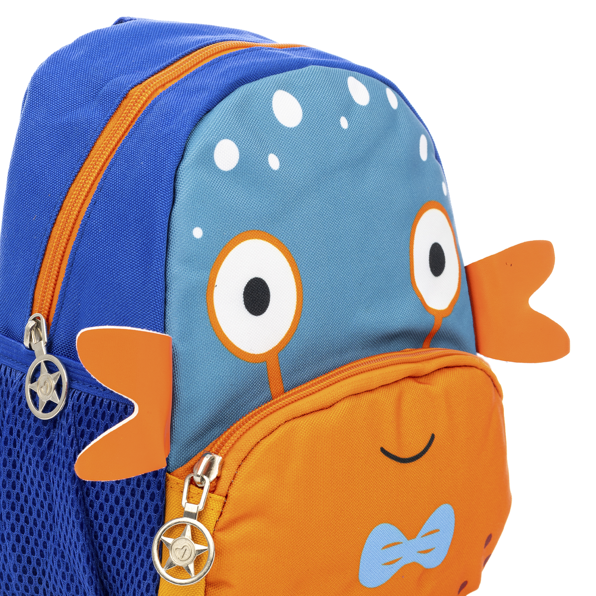 Uno zaino a forma di pesce. Parte superiore blu con pois bianchi, dettagli arancioni e una faccia sorridente.