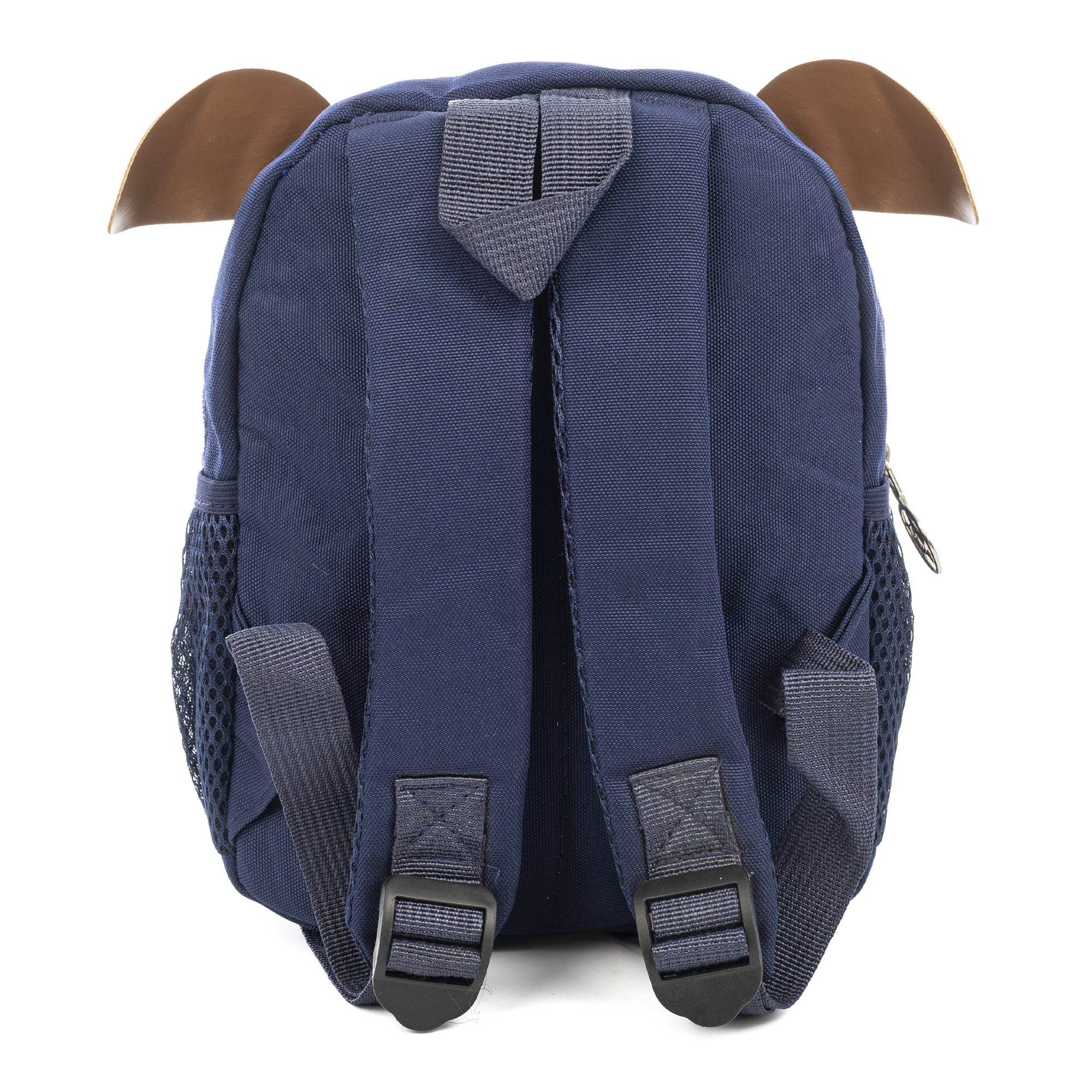 Uno zaino blu con orecchie marroni su sfondo bianco. Ha cinghie e fibbie. Il design dello zaino è per bambini.