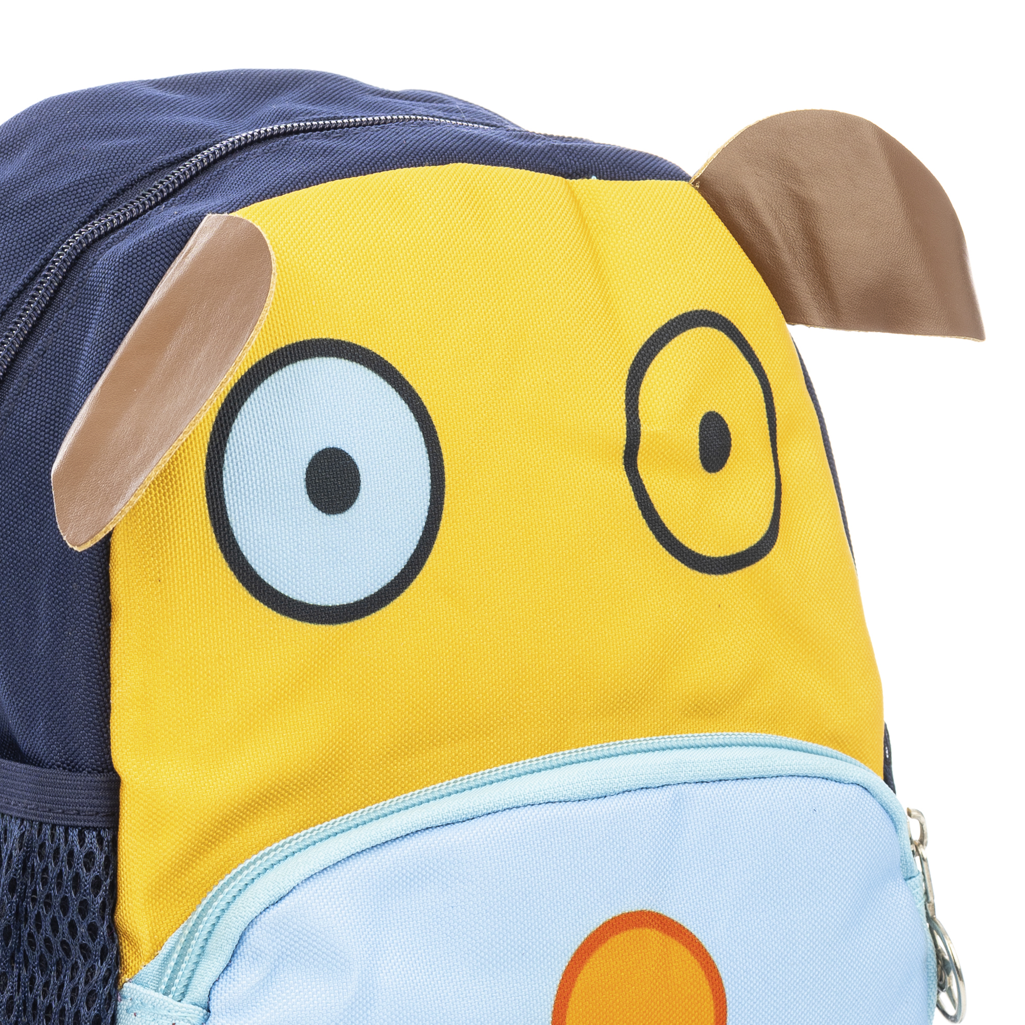 Primo piano di uno zaino per bambini. Ha un design a faccina gialla, dettagli blu e orecchie marroni su sfondo bianco.