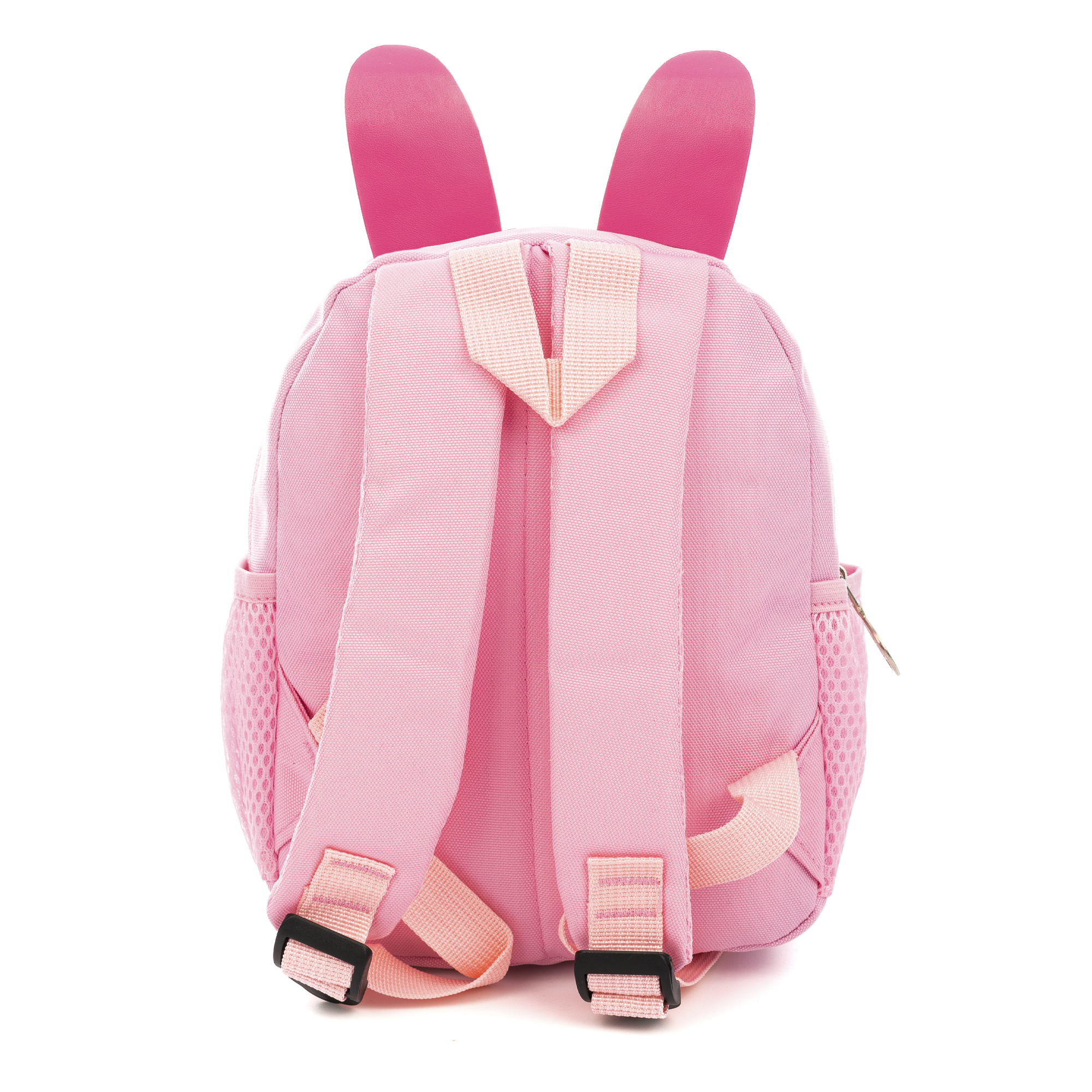 Zaino rosa con orecchie da coniglio. Ha due cinghie e fibbie nere. Sfondo bianco.