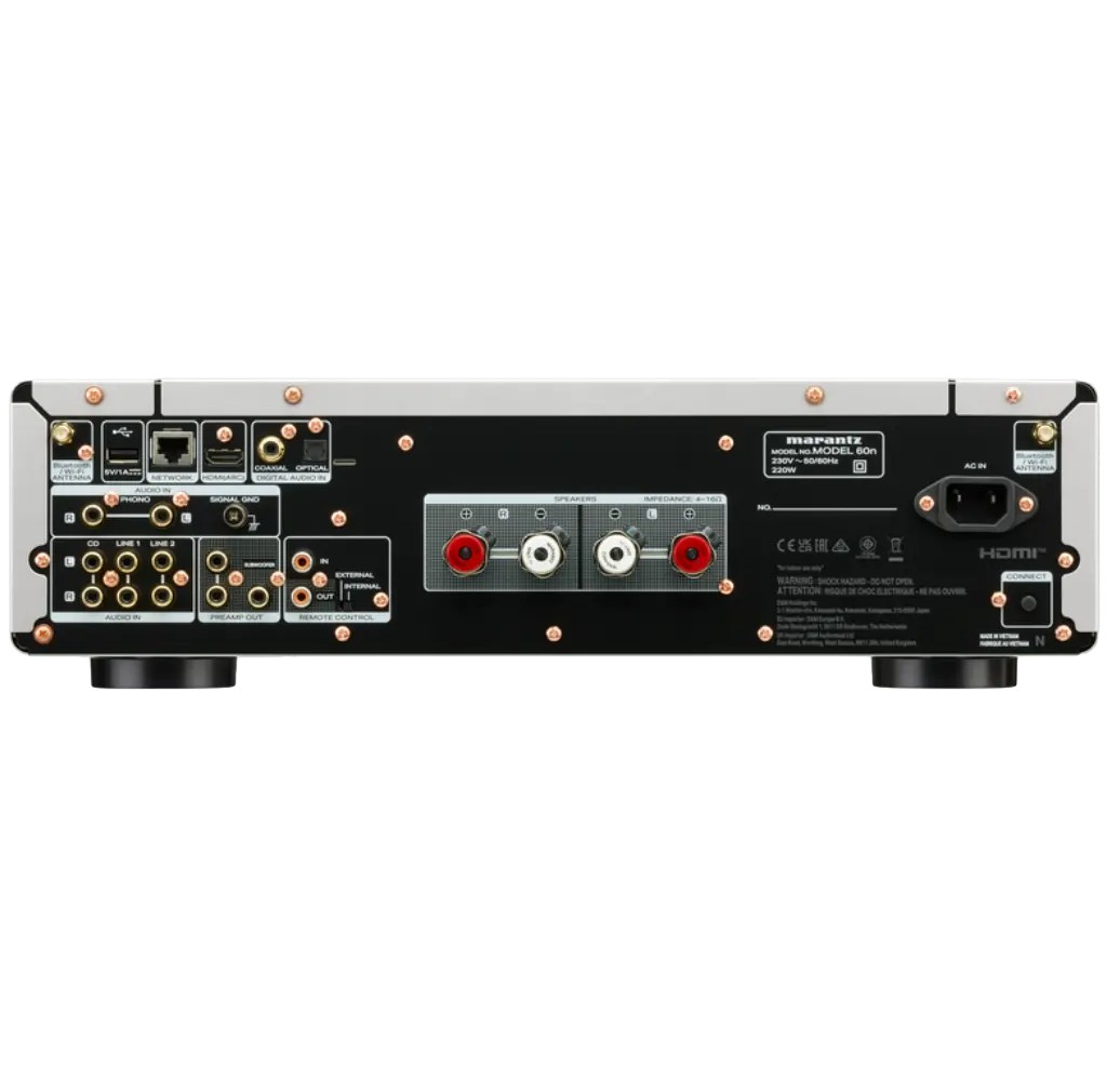 Siyah ve gümüş renkli bir Marantz ses alıcısının arkadan görünümü, HDMI ve hoparlör bağlantıları dahil olmak üzere çeşitli giriş ve çıkış portları.