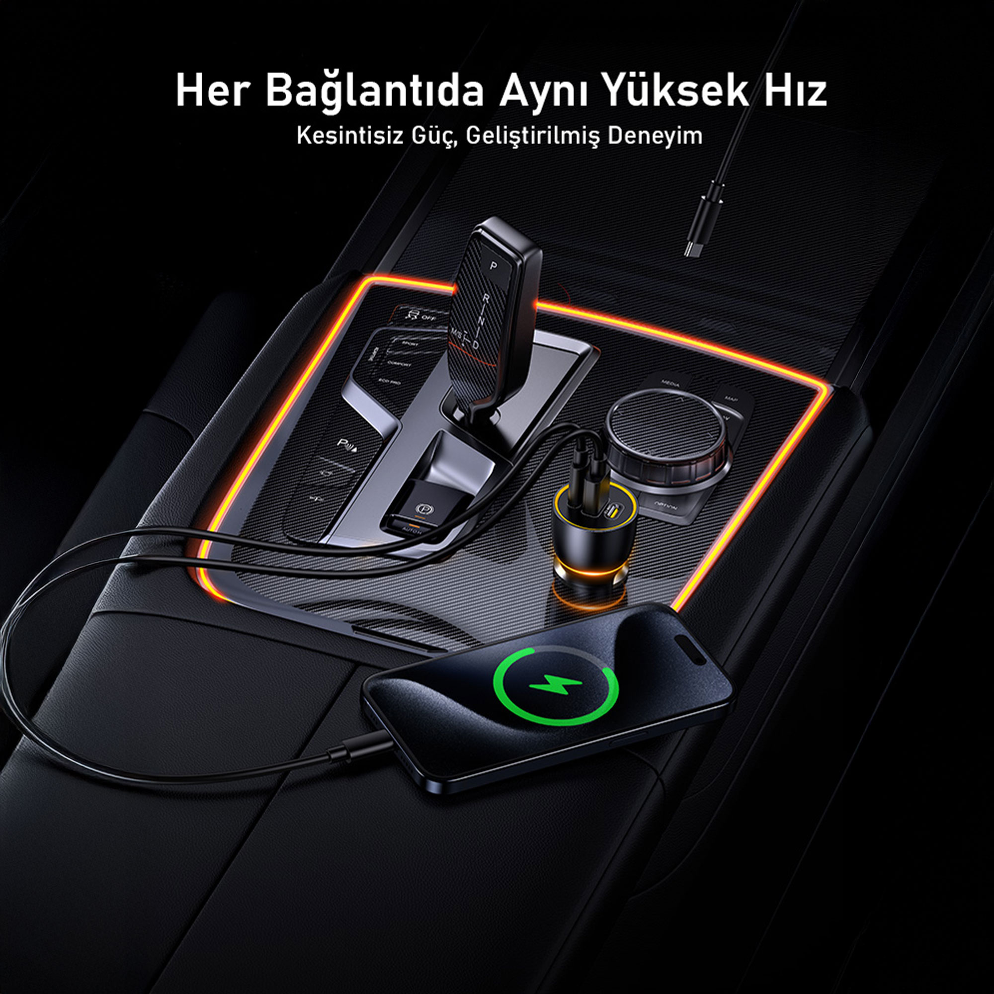 Şarj olan telefon ve USB şarj cihazı ile araba içi. Siyah ve turuncu vurgular. Üstte metin.