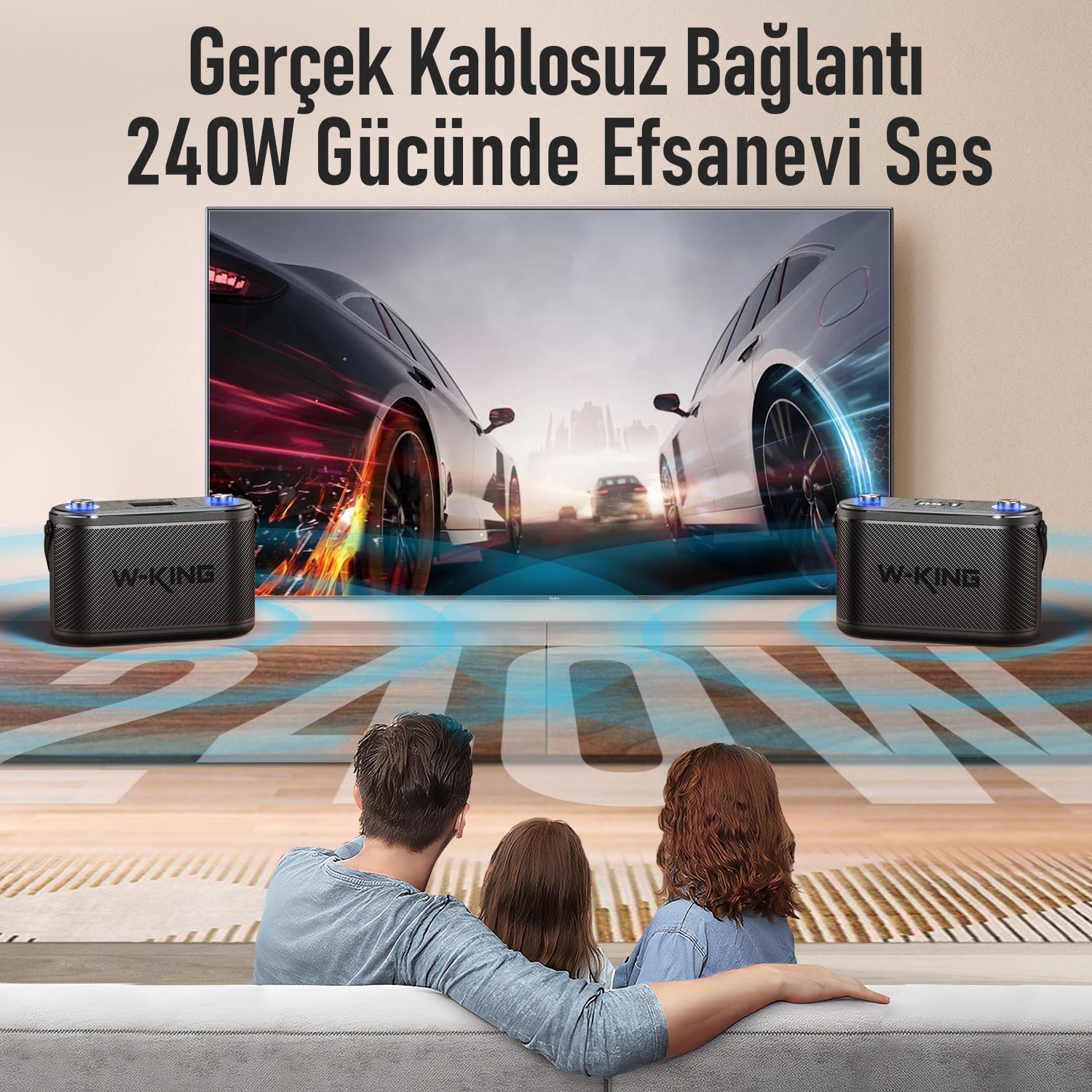 Bir aile televizyonda bir araba yarışı sahnesi izliyor. İki hoparlör TV'ye eşlik ediyor. Metin şöyle diyor: 'Gerçek Kablosuz Bağlantı 240W Gücünde Efsanevi Ses'.